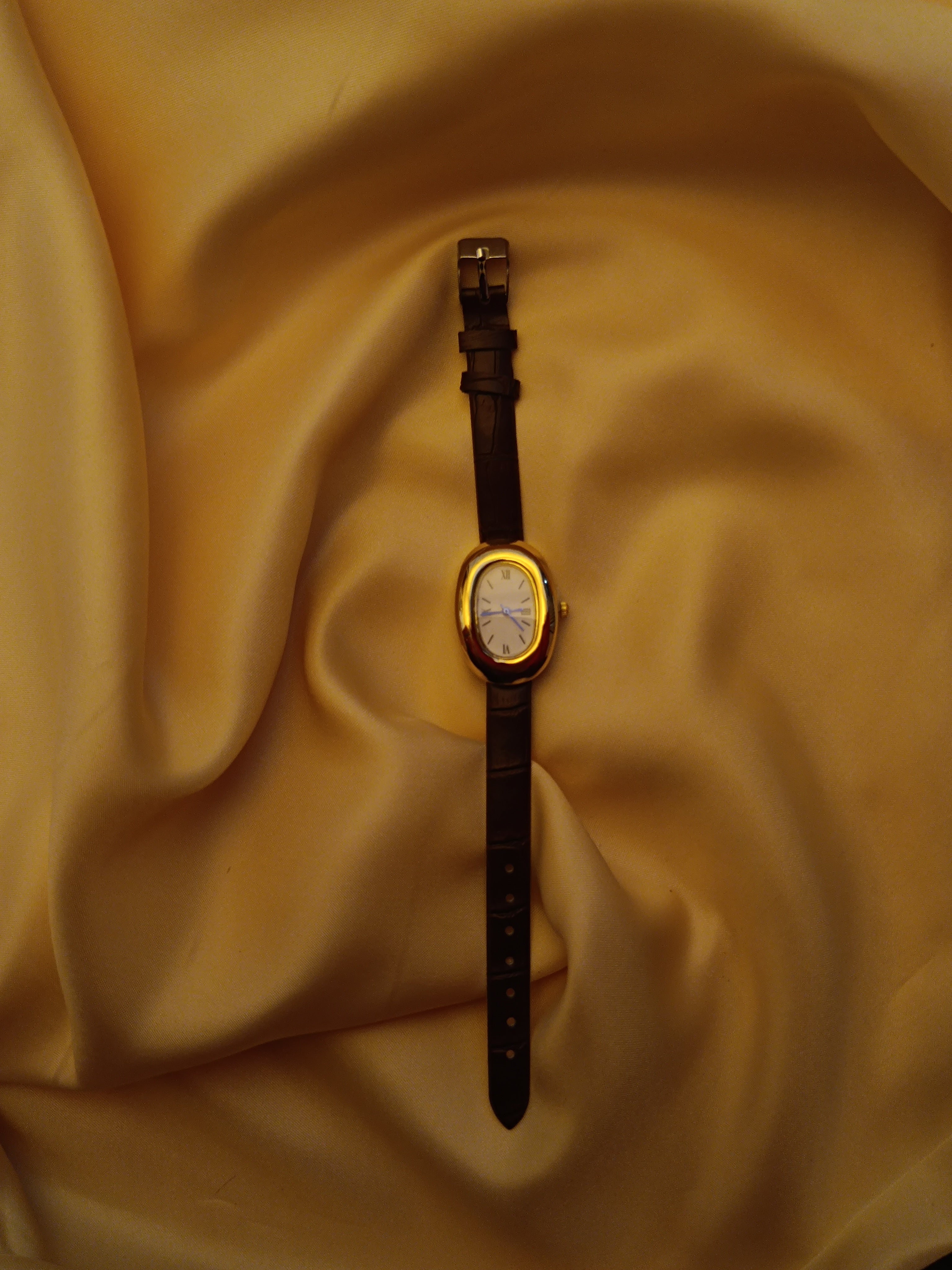 "Verona" – Klassische ovale Vintage-Uhr mit Lederarmband