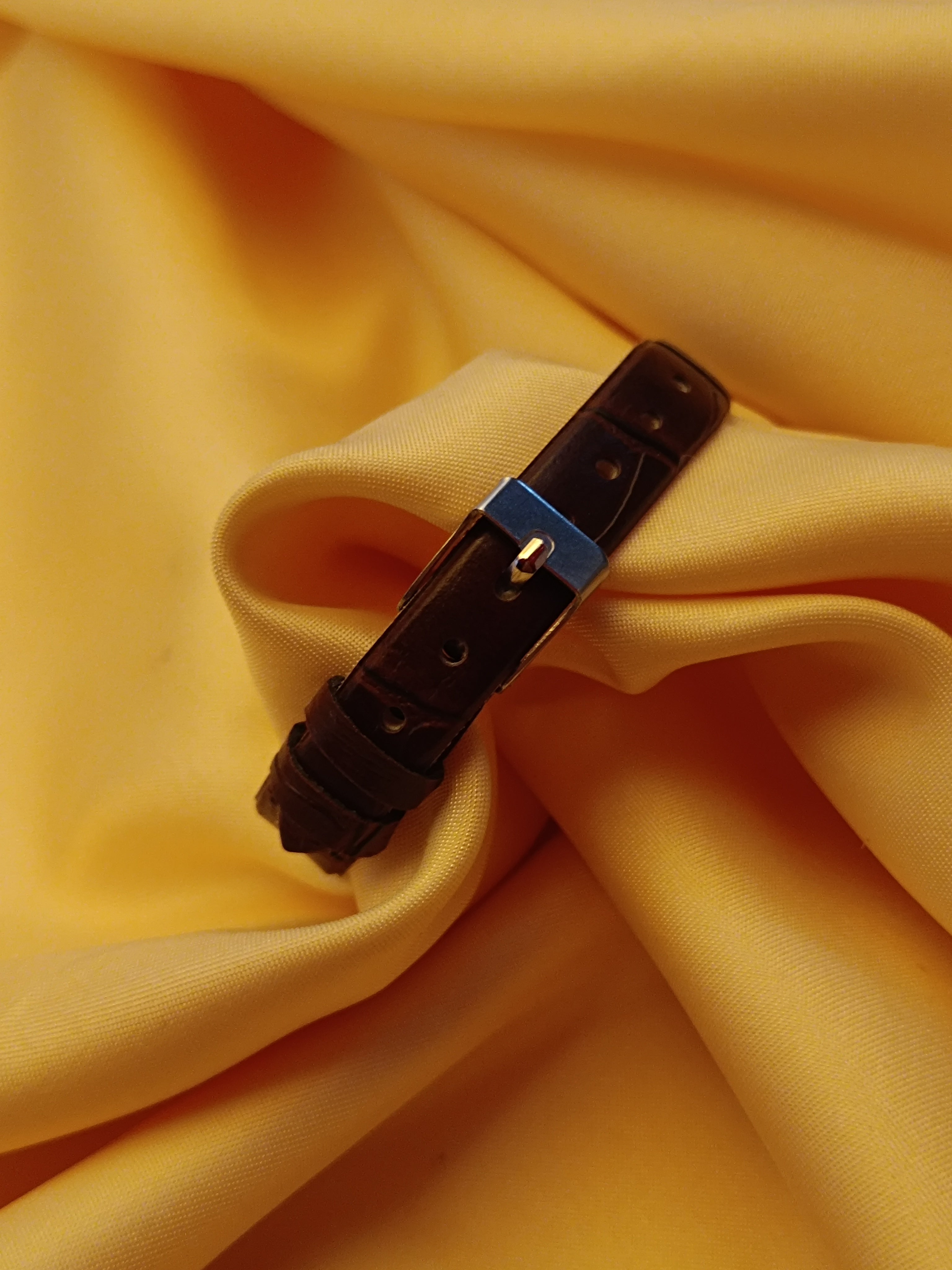 "Verona" – Klassische ovale Vintage-Uhr mit Lederarmband