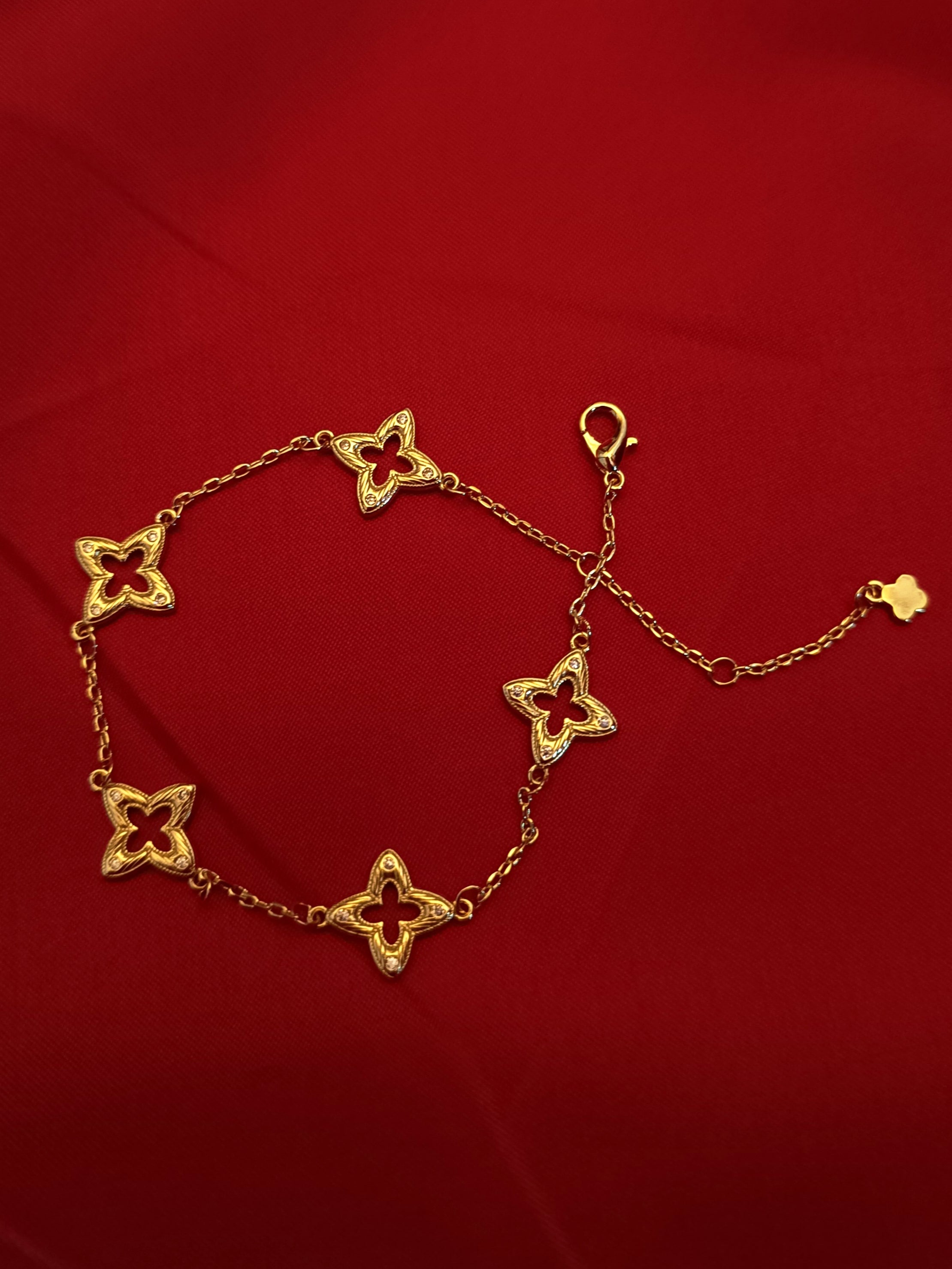 "Lucky" - Elegantes Armand mit filigranen Details