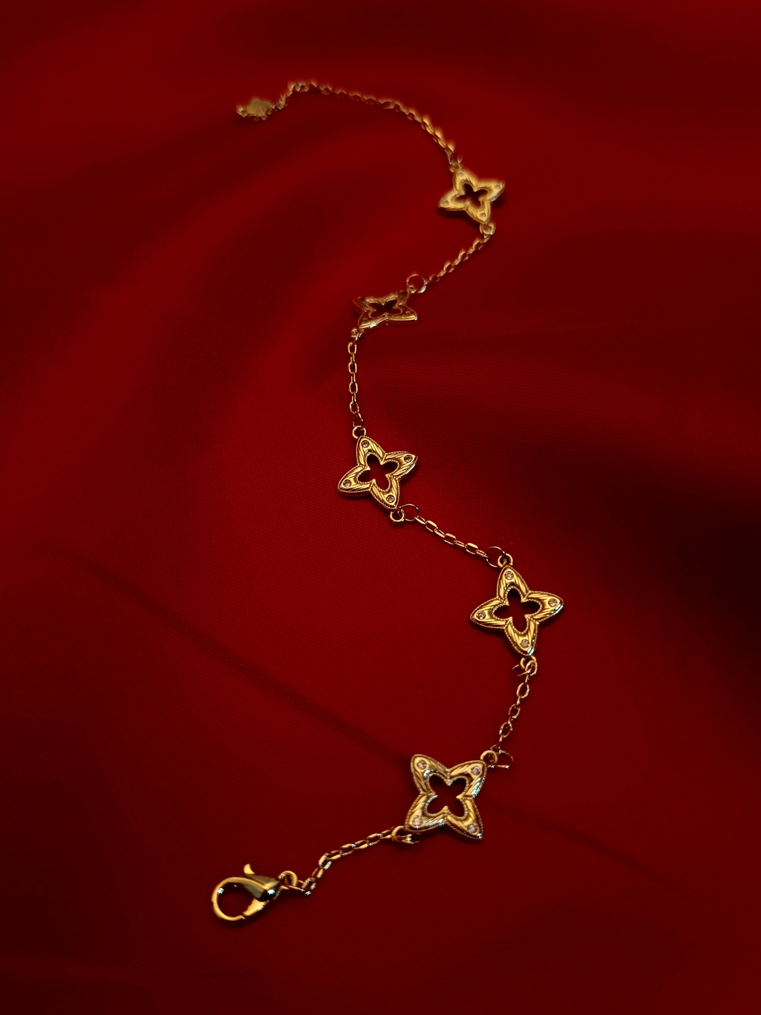 "Lucky" - Elegantes Armand mit filigranen Details