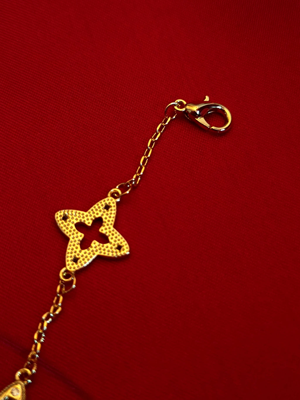 "Lucky" - Elegantes Armand mit filigranen Details