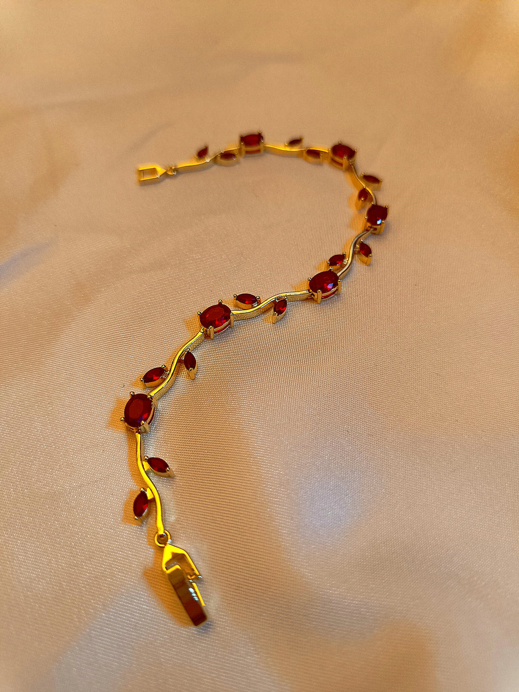 "Vine" - Elegantes Armband in Gold mit roten Kristallen