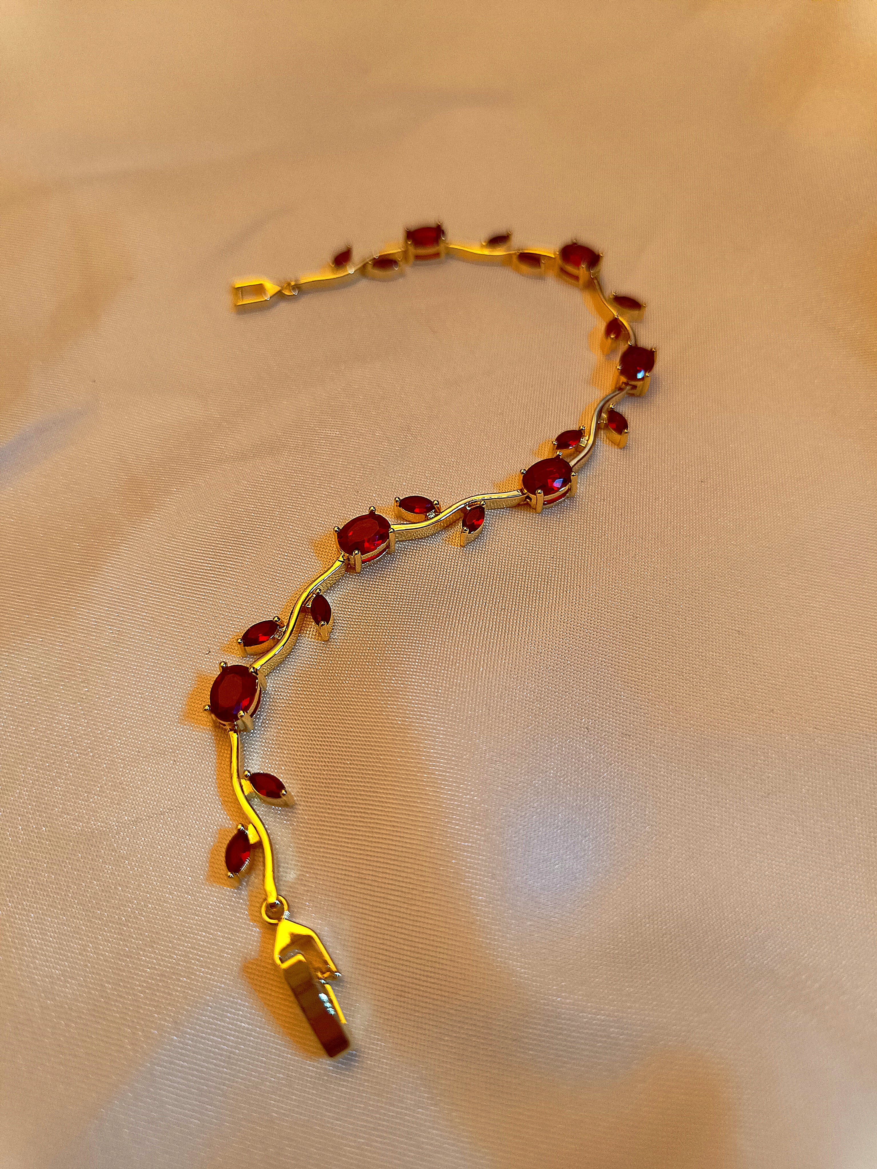 "Vine" - Elegantes Armband in Gold mit roten Kristallen