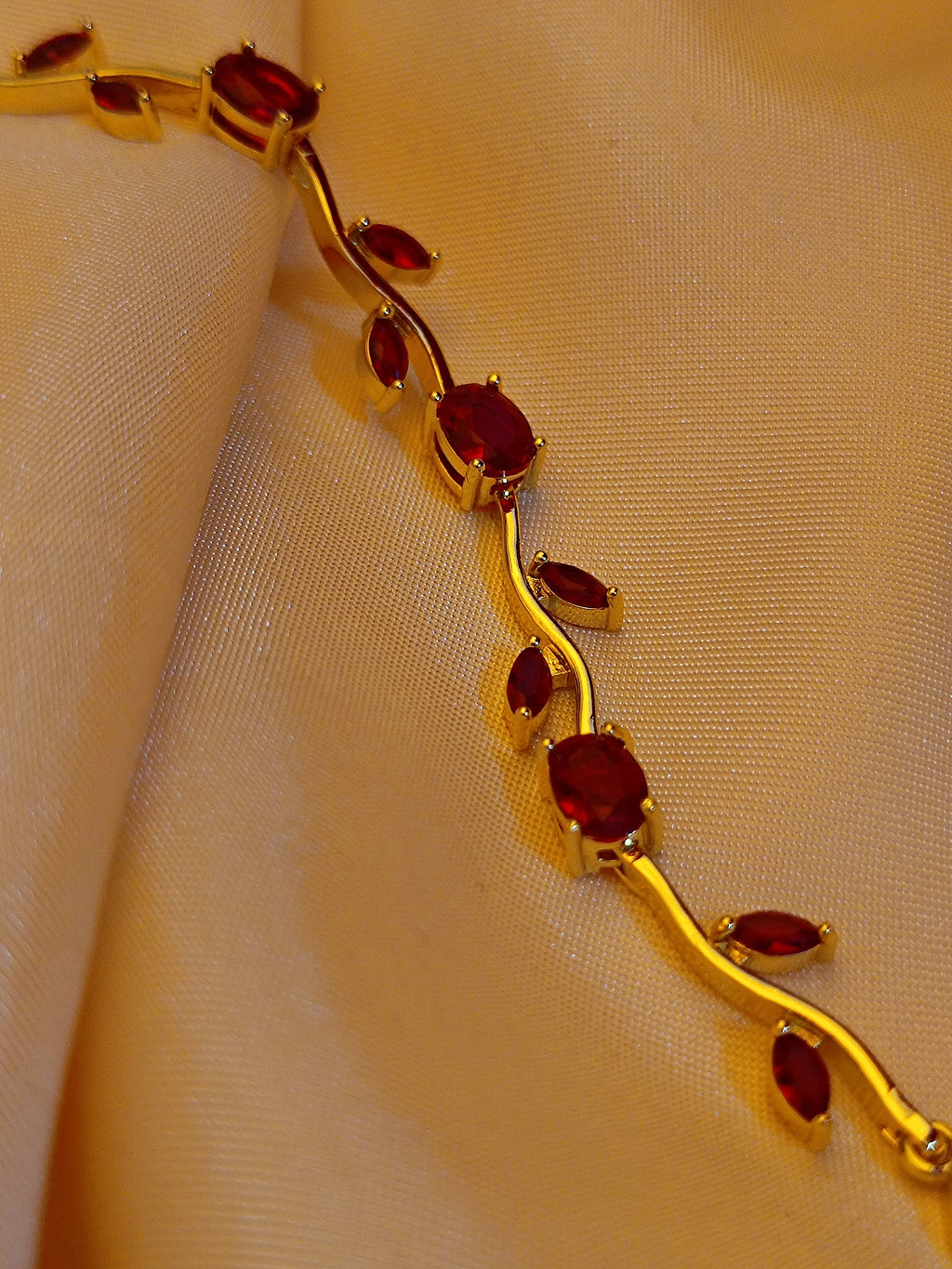 "Vine" - Elegantes Armband in Gold mit roten Kristallen