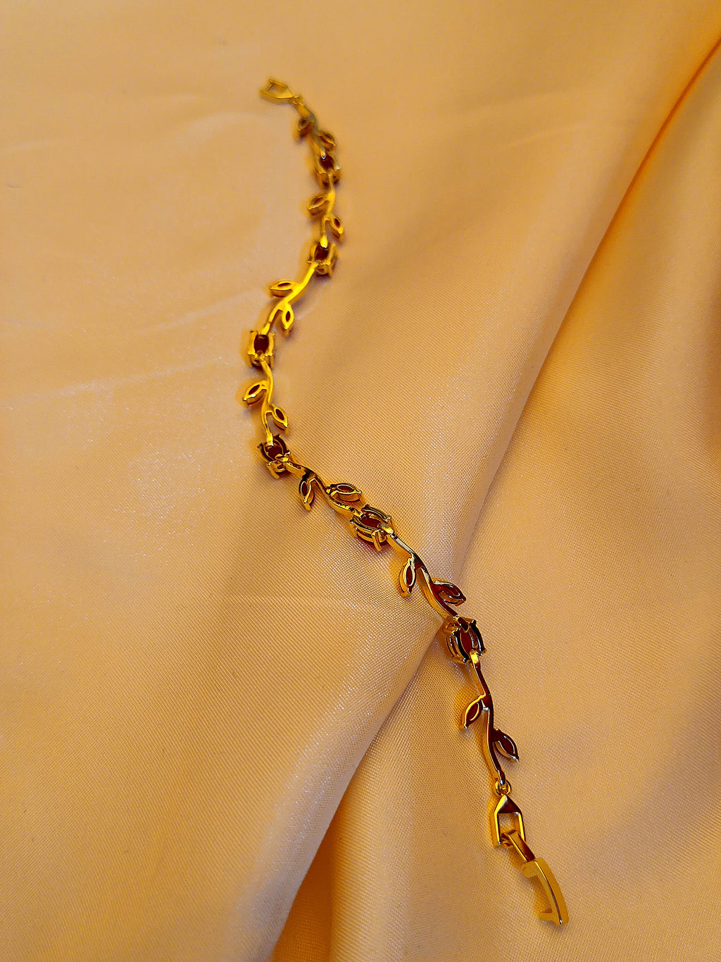 "Vine" - Elegantes Armband in Gold mit roten Kristallen