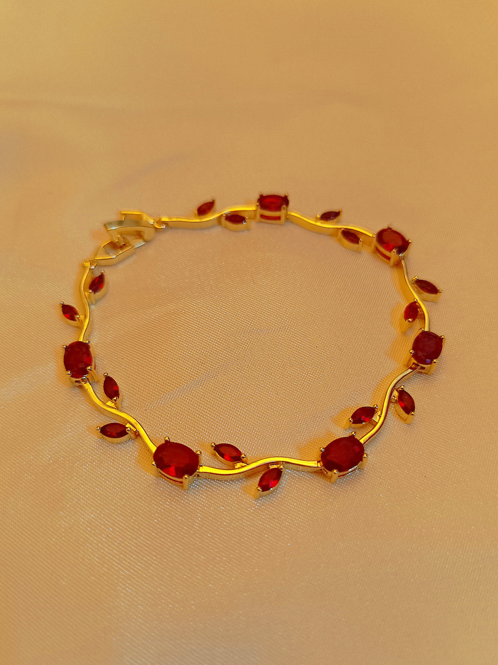 "Vine" - Elegantes Armband in Gold mit roten Kristallen