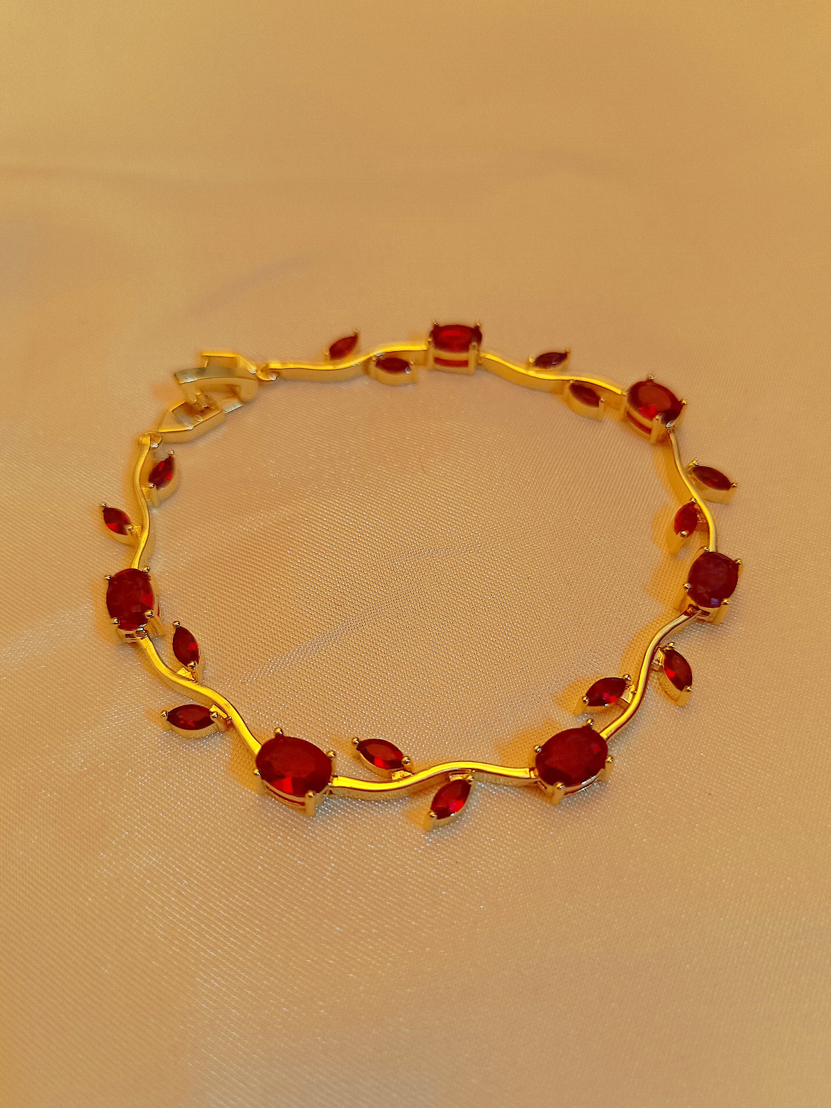 "Vine" - Elegantes Armband in Gold mit roten Kristallen