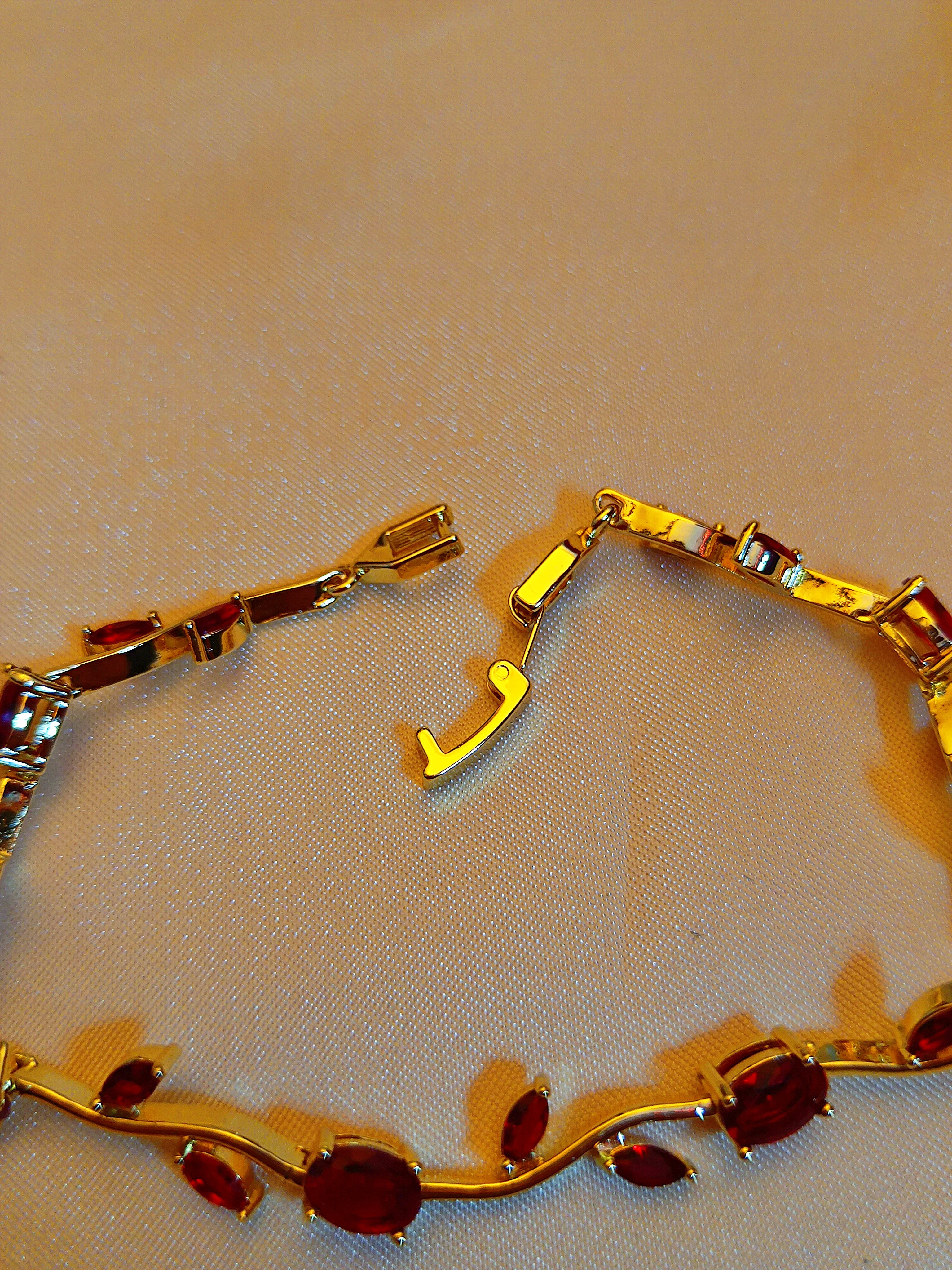 "Vine" - Elegantes Armband in Gold mit roten Kristallen