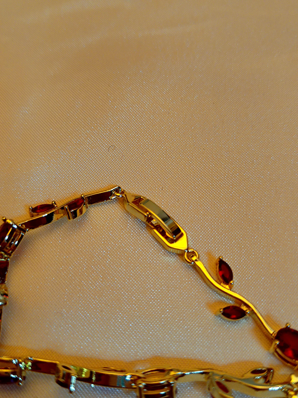 "Vine" - Elegantes Armband in Gold mit roten Kristallen