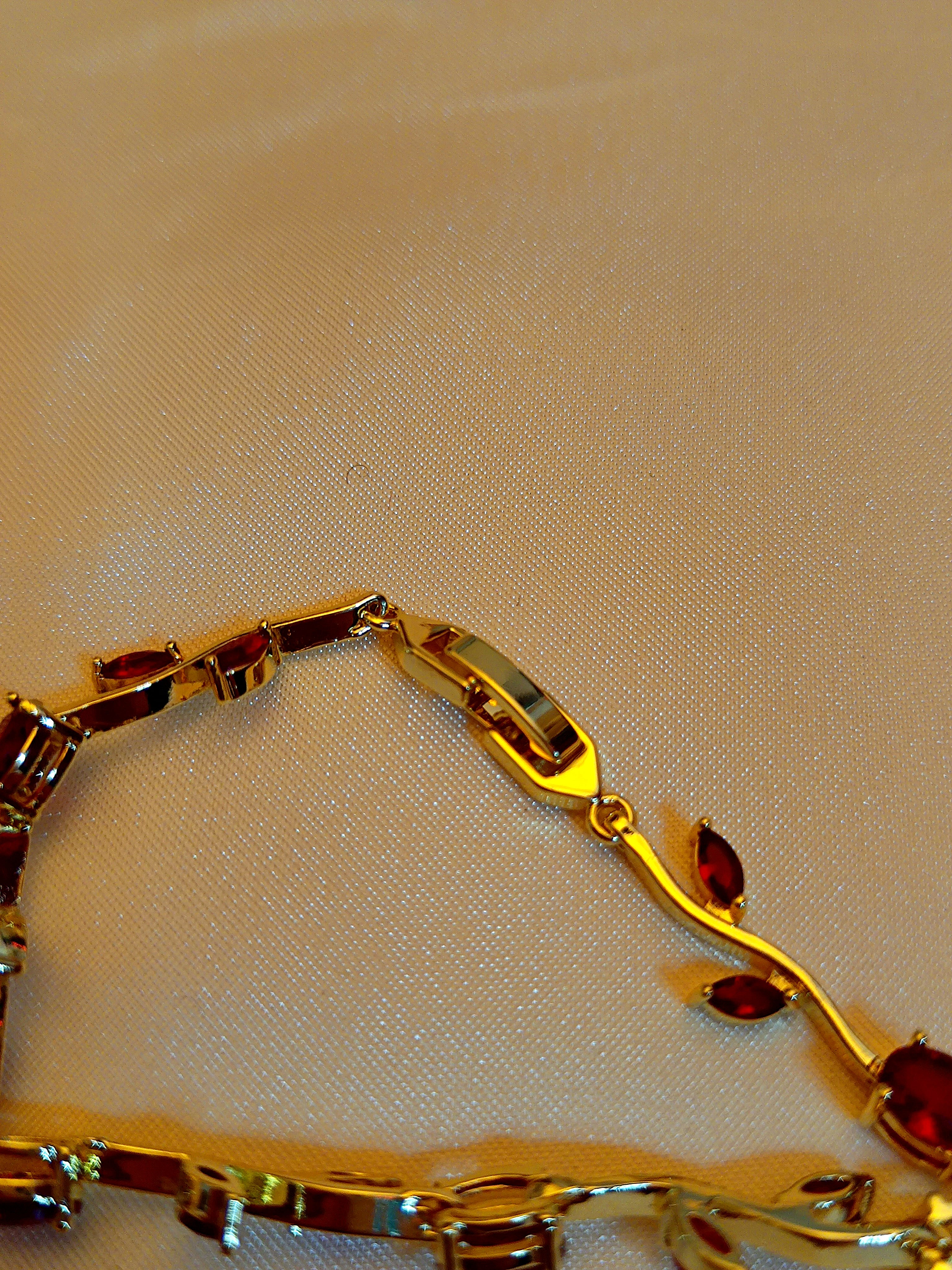"Vine" - Elegantes Armband in Gold mit roten Kristallen