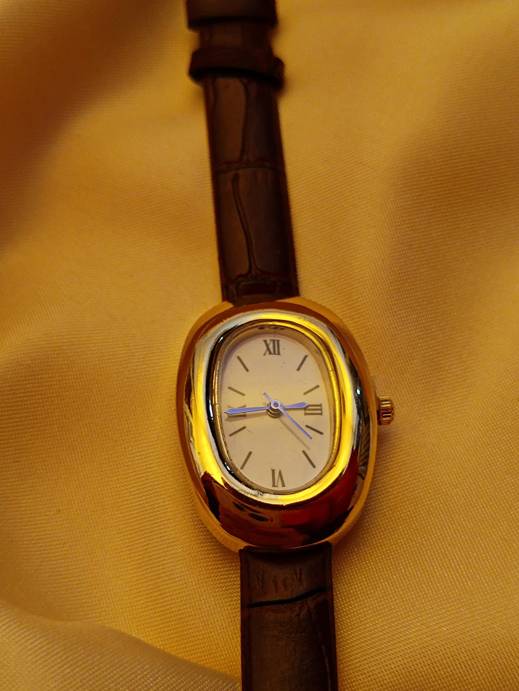 "Verona" – Klassische ovale Vintage-Uhr mit Lederarmband