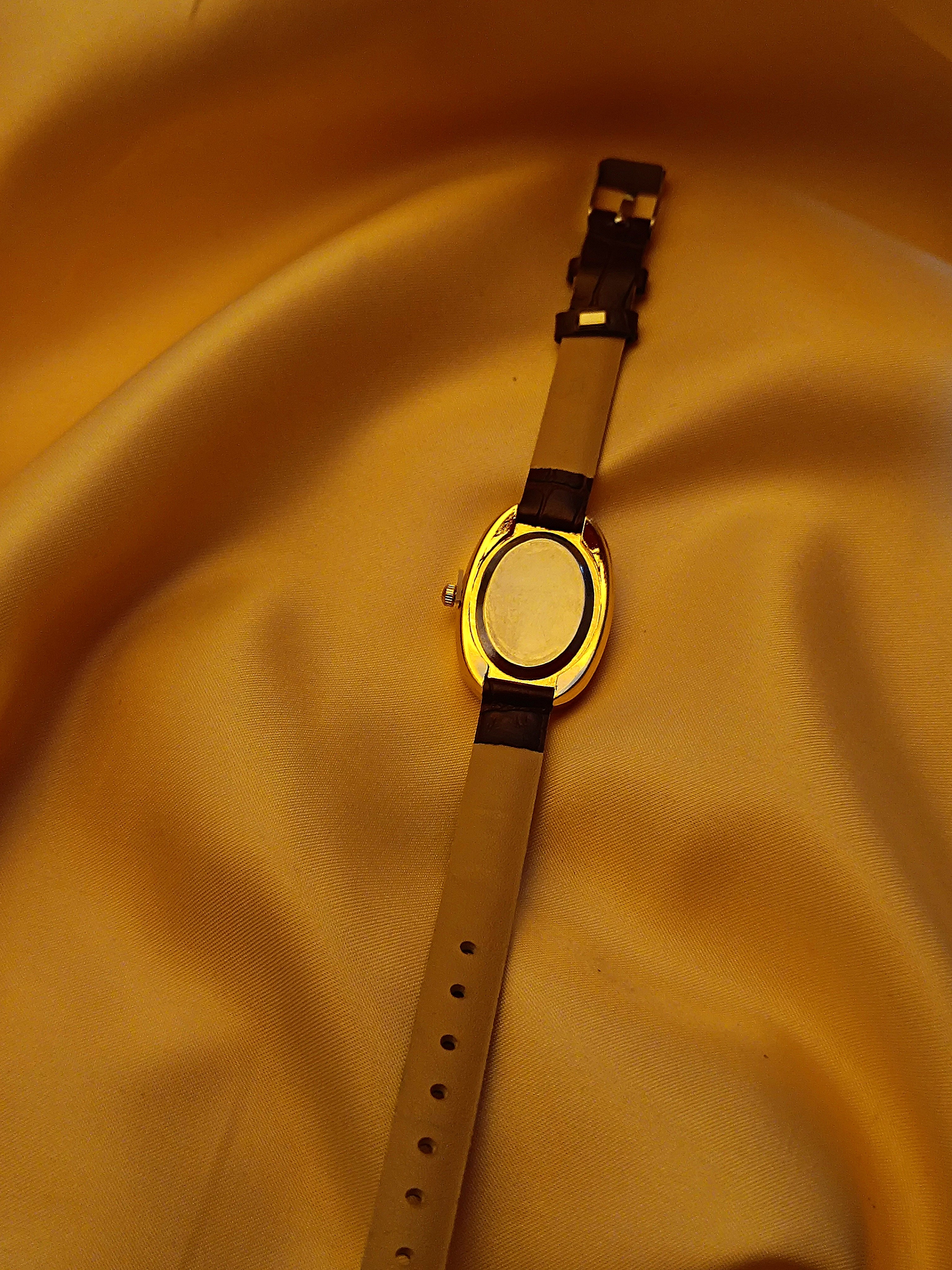 "Verona" – Klassische ovale Vintage-Uhr mit Lederarmband