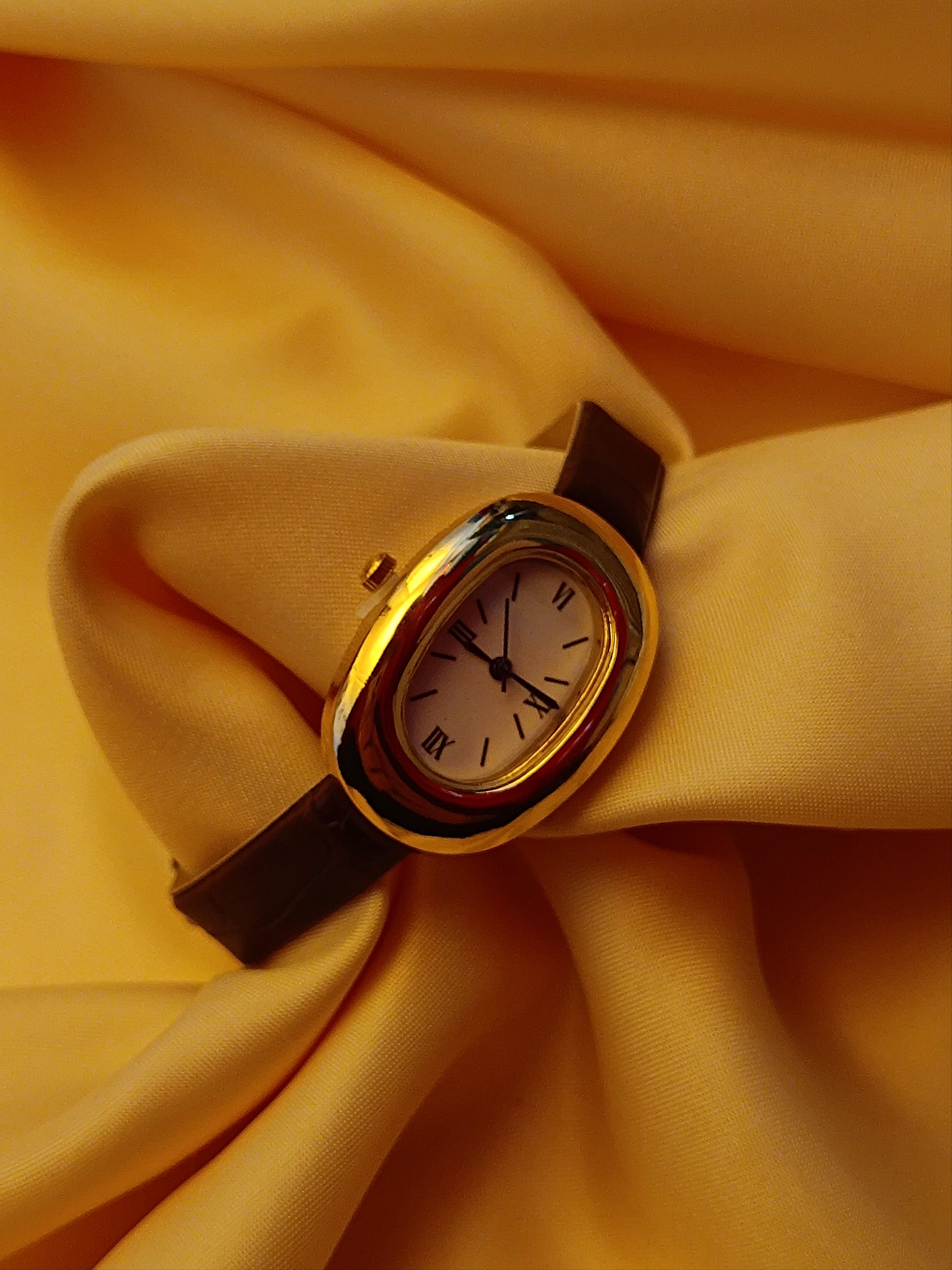 "Verona" – Klassische ovale Vintage-Uhr mit Lederarmband