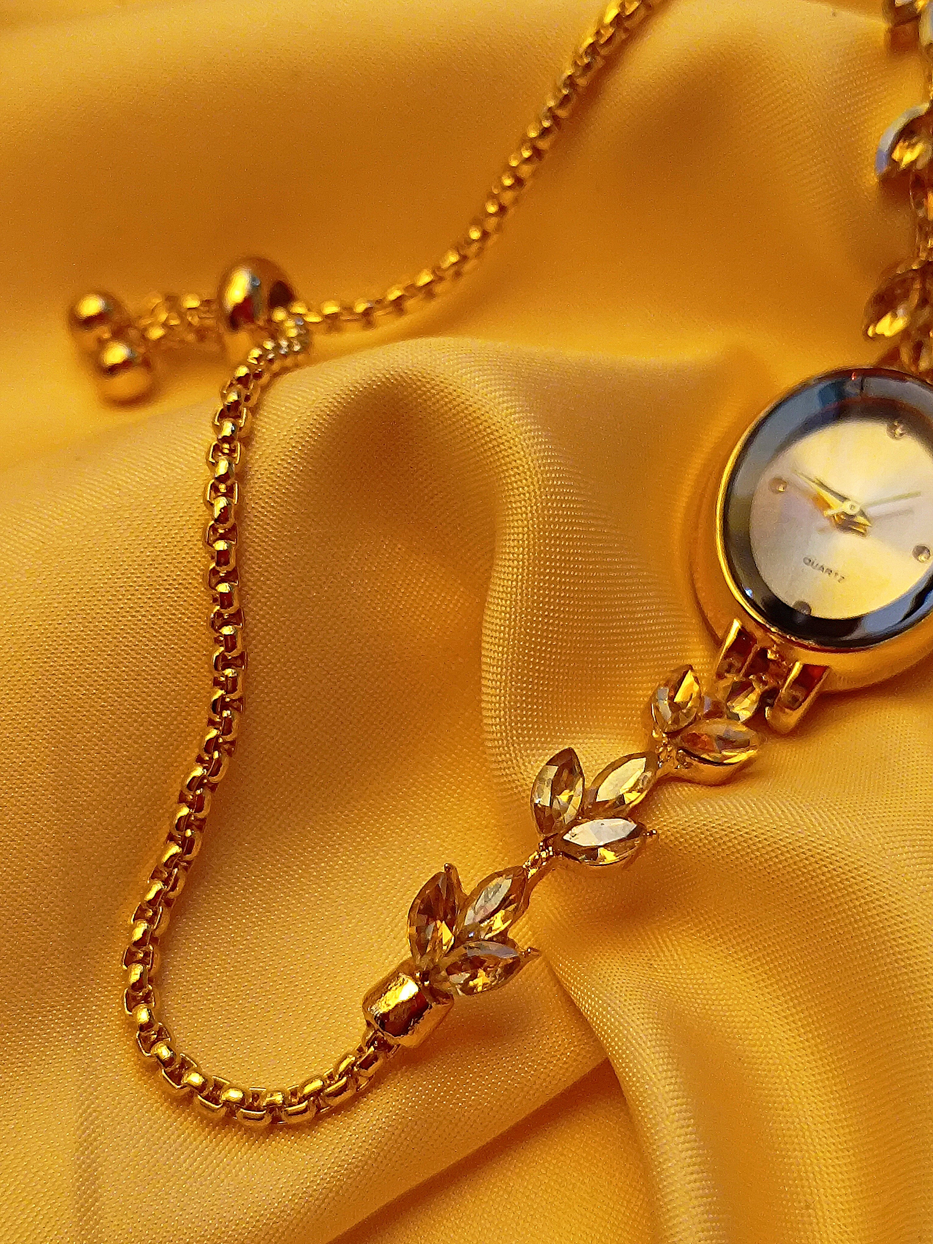 "Crystal" - Elegante Damenuhr in Gold mit Kristallblüten
