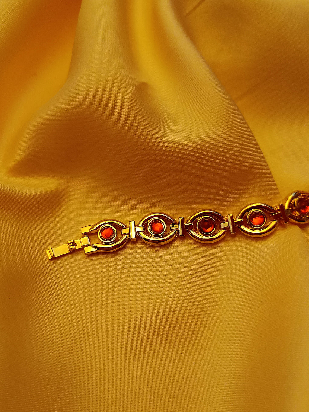 "Ruby" - Elegante Schmuckuhr in Gold mit roten Schmucksteinen