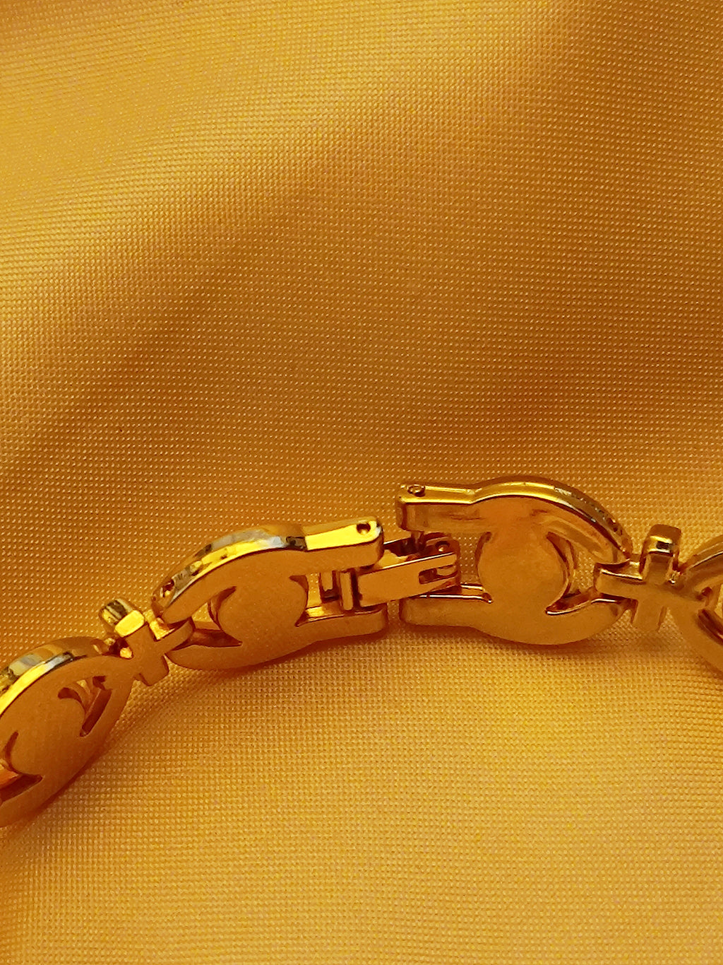 "Ruby" - Elegante Schmuckuhr in Gold mit roten Schmucksteinen