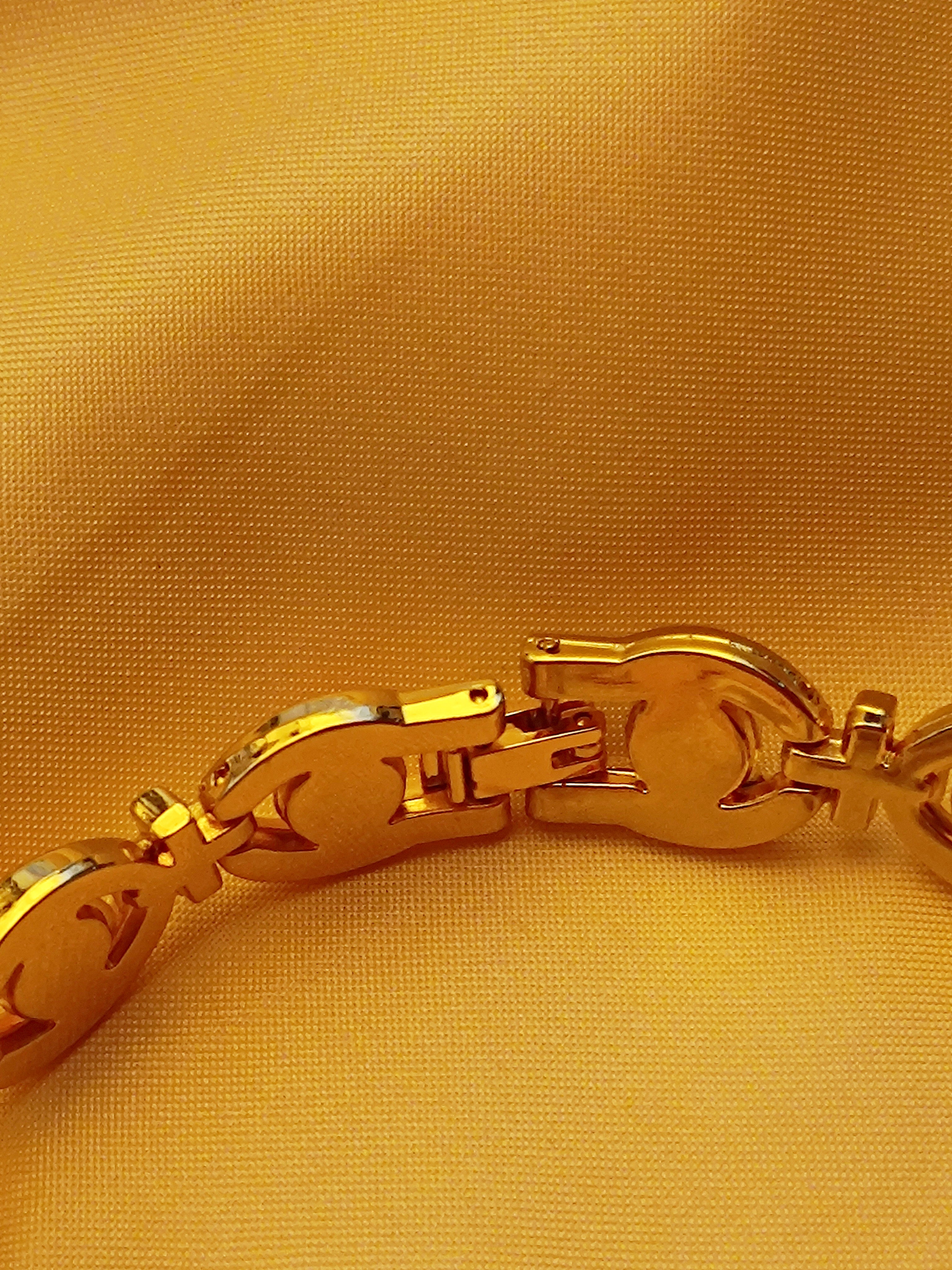 "Ruby" - Elegante Schmuckuhr in Gold mit roten Schmucksteinen
