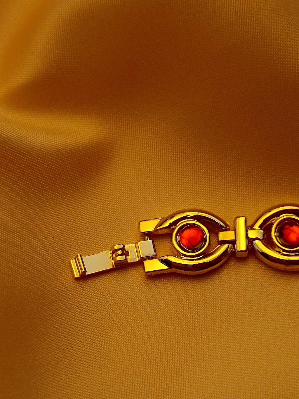 "Ruby" - Elegante Schmuckuhr in Gold mit roten Schmucksteinen