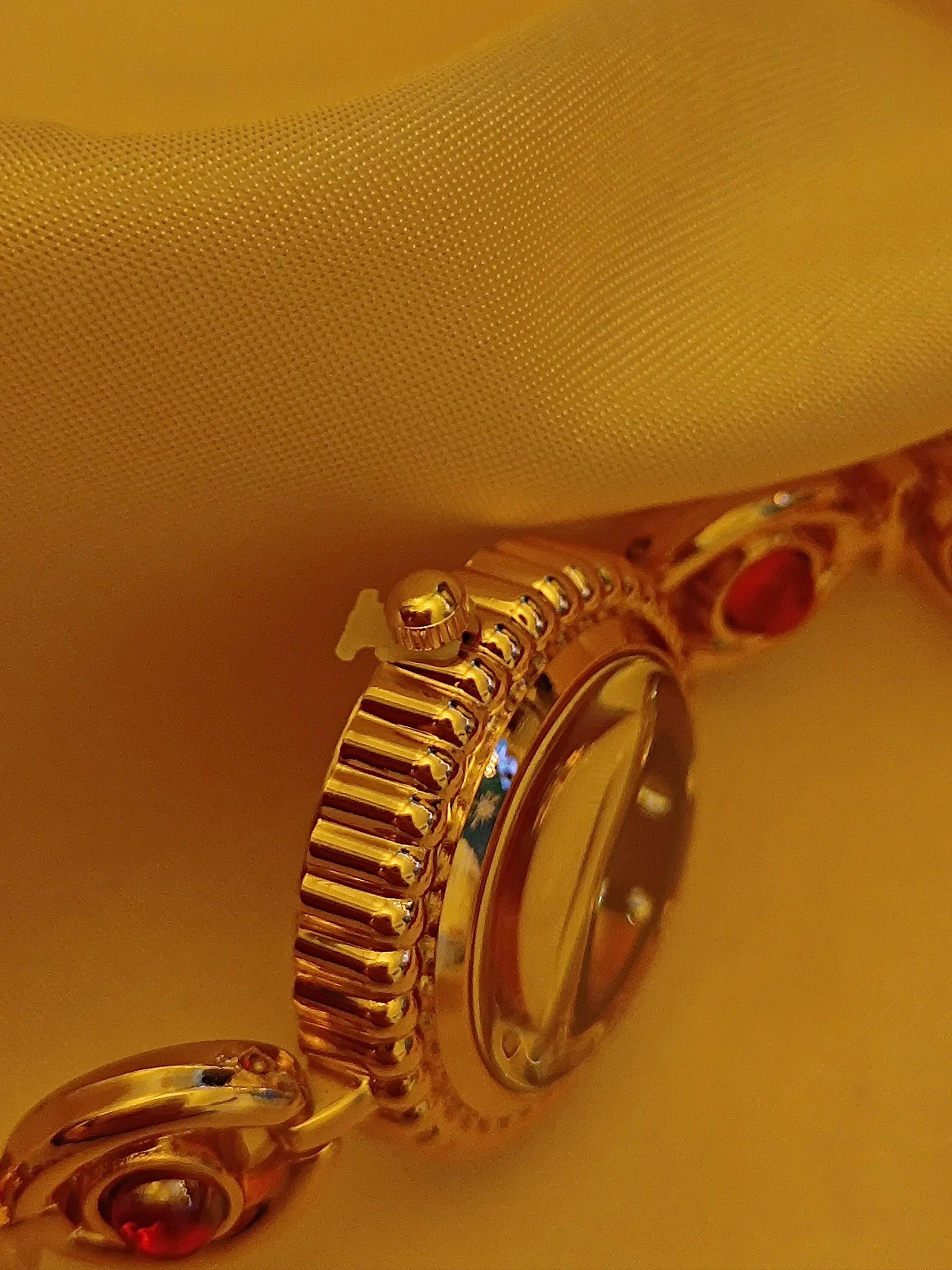 "Ruby" - Elegante Schmuckuhr in Gold mit roten Schmucksteinen