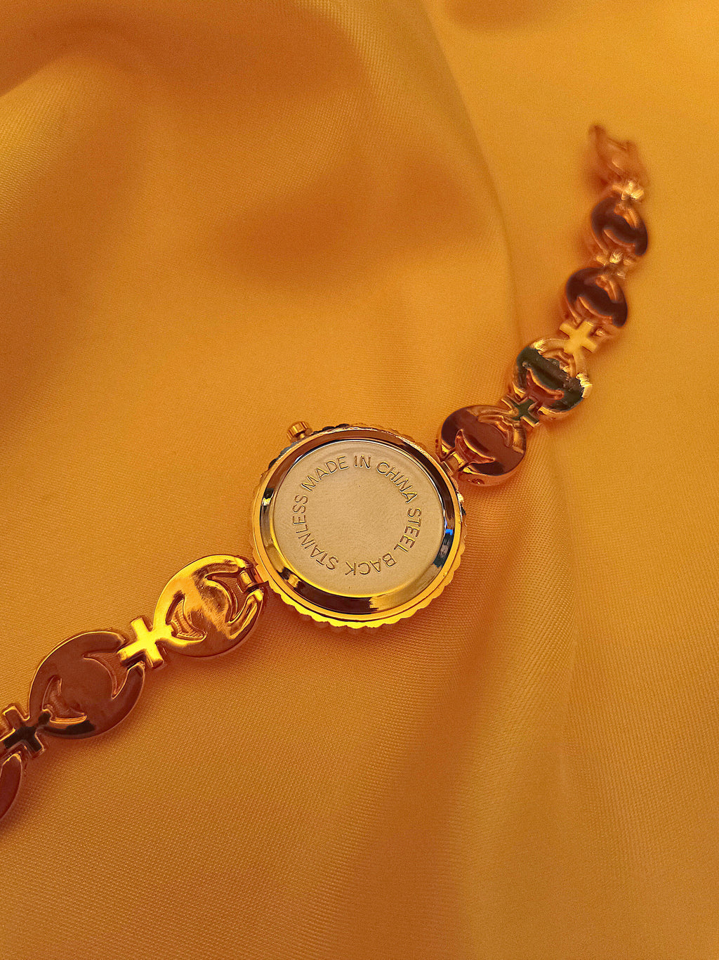 "Ruby" - Elegante Schmuckuhr in Gold mit roten Schmucksteinen