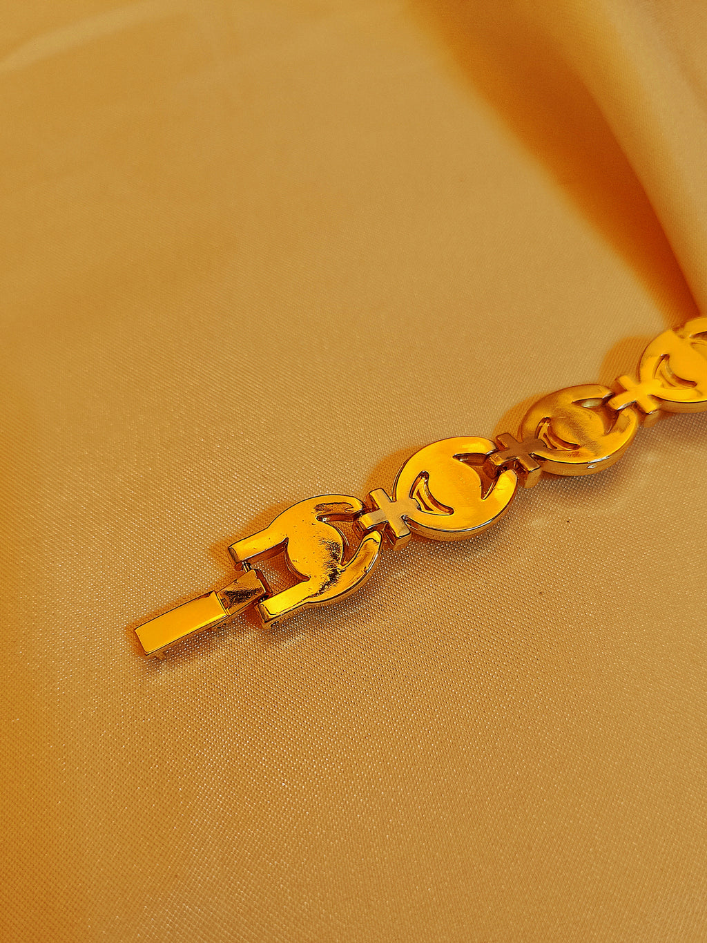 "Ruby" - Elegante Schmuckuhr in Gold mit roten Schmucksteinen