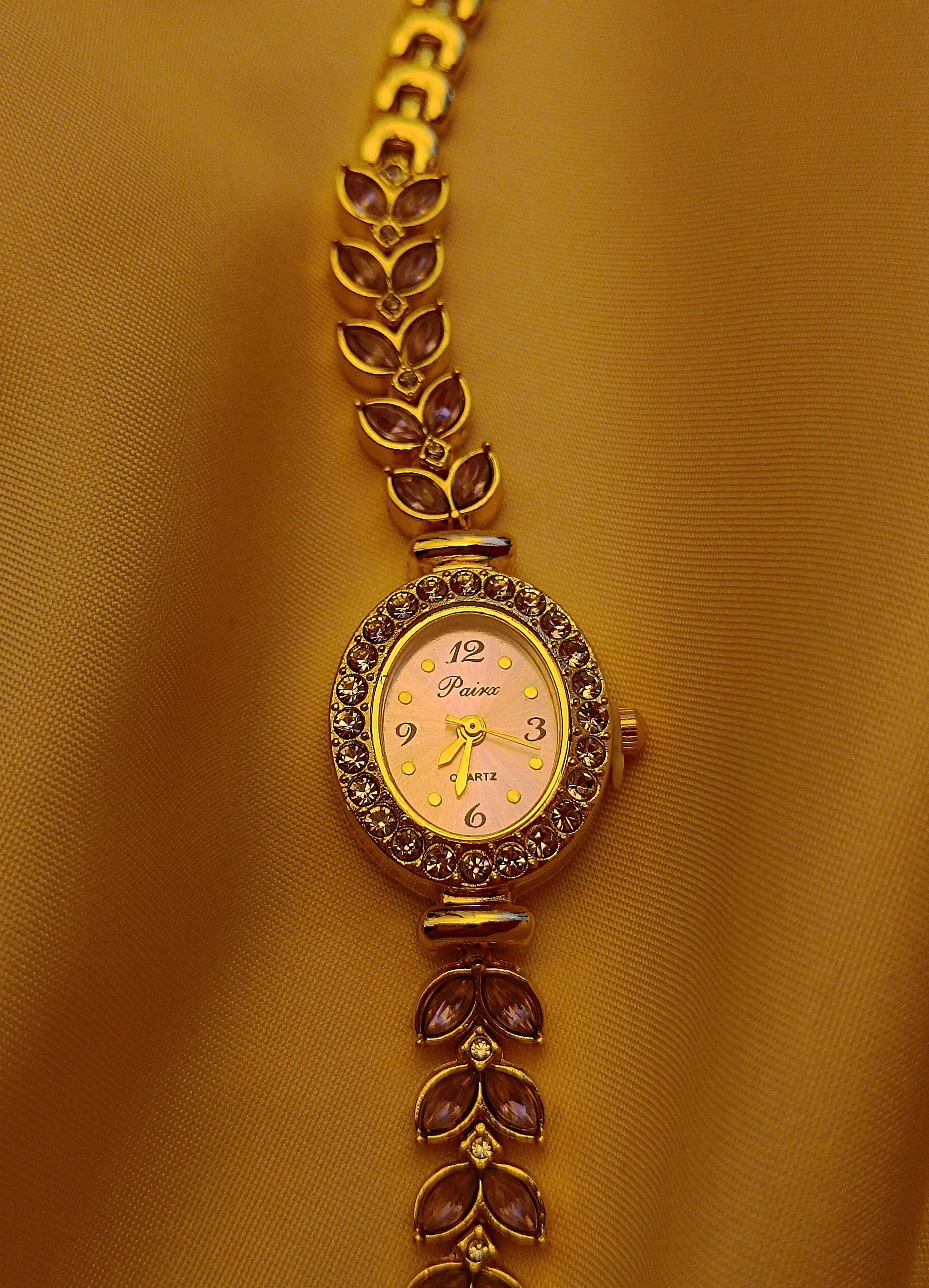 "Blossom" - Elegante Schmuckuhr mit roséfarbenen Kristallen