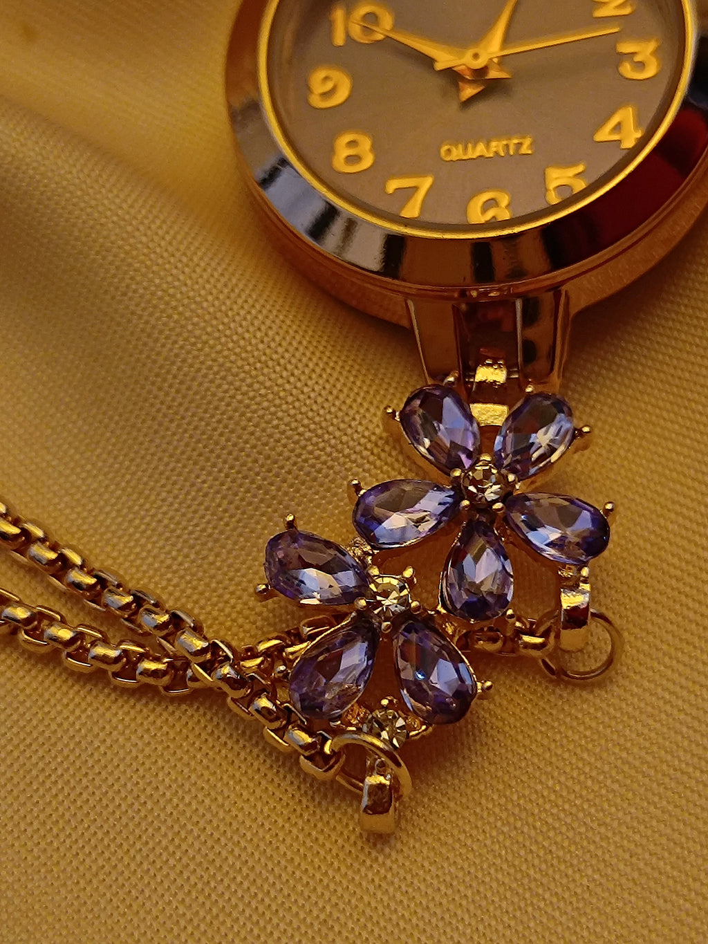 "Amethyst" - elegante Armbanduhr mit lila Kristallblüten