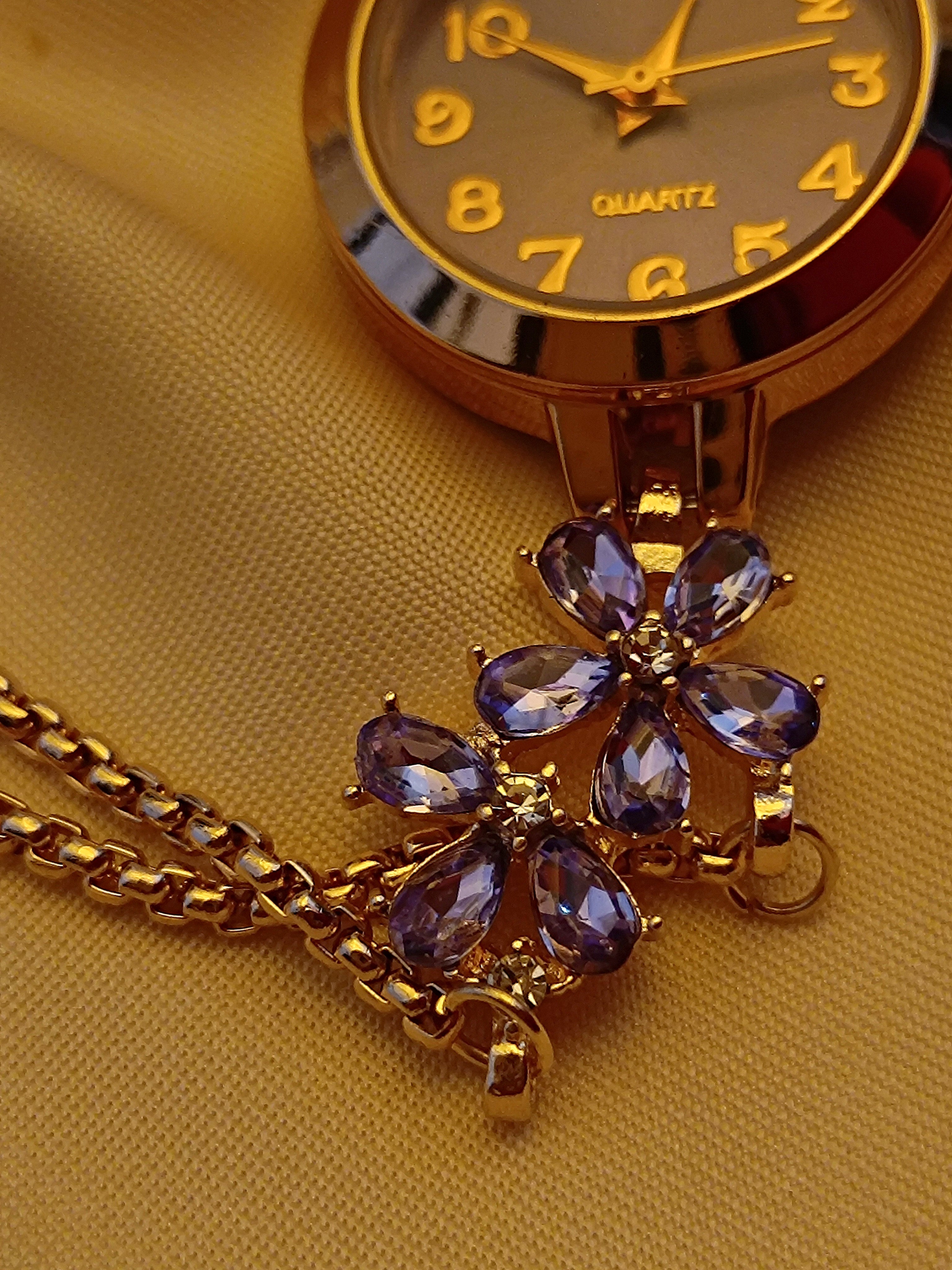 "Amethyst" - elegante Armbanduhr mit lila Kristallblüten