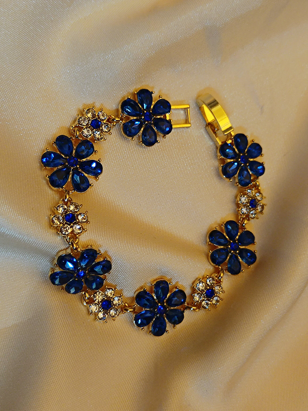 "Royal" - elegantes Blütenarmband mit blauen Kristallen