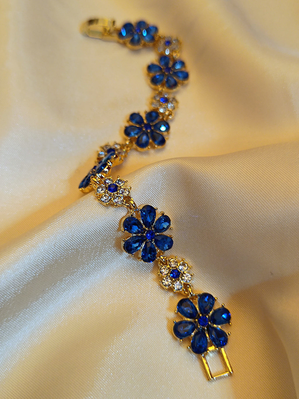 "Royal" - elegantes Blütenarmband mit blauen Kristallen