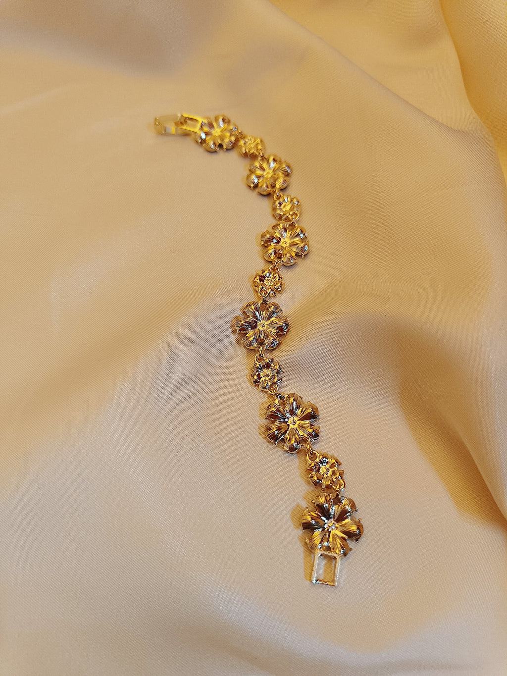 "Royal" - elegantes Blütenarmband mit blauen Kristallen