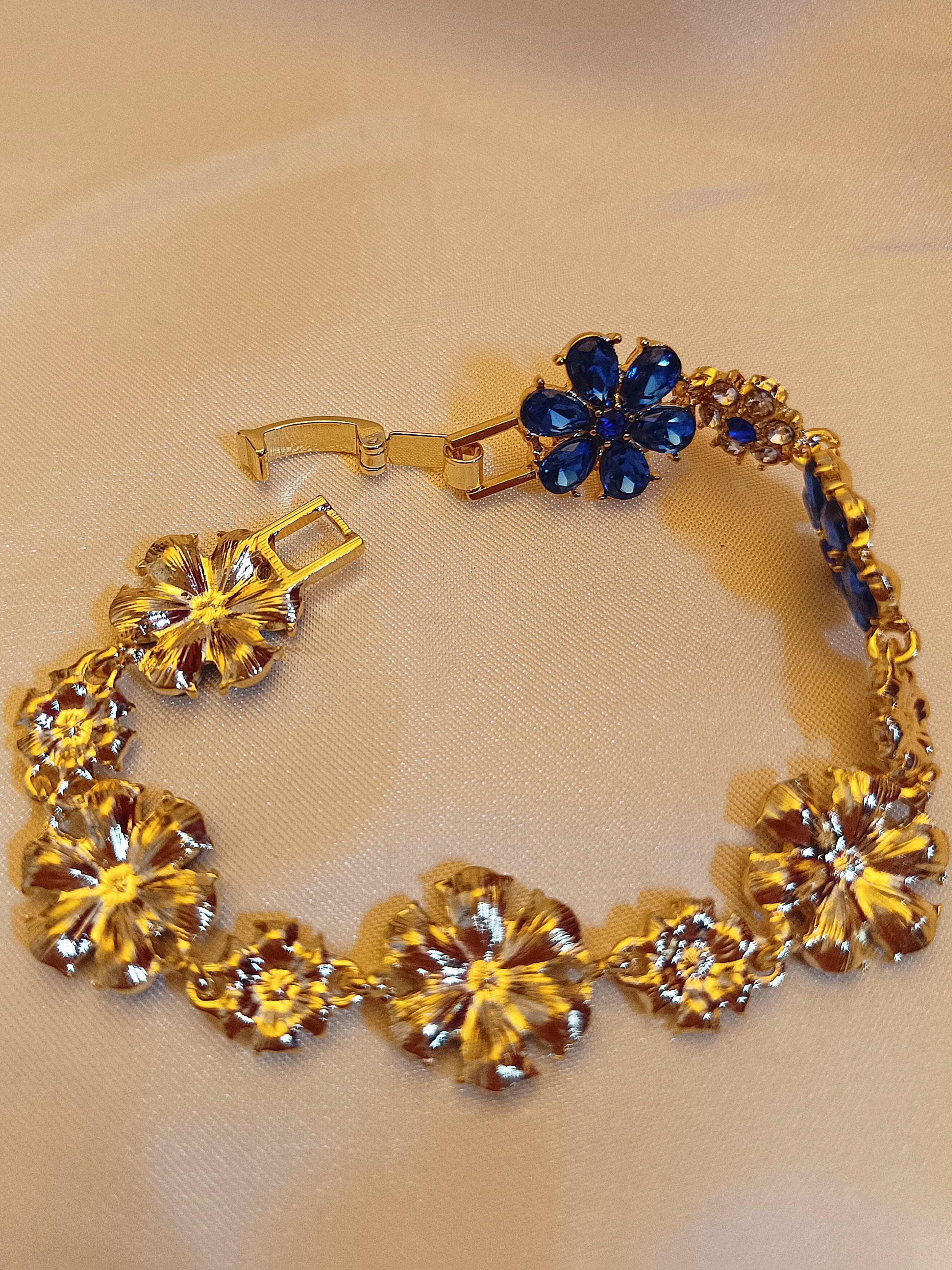 "Royal" - elegantes Blütenarmband mit blauen Kristallen
