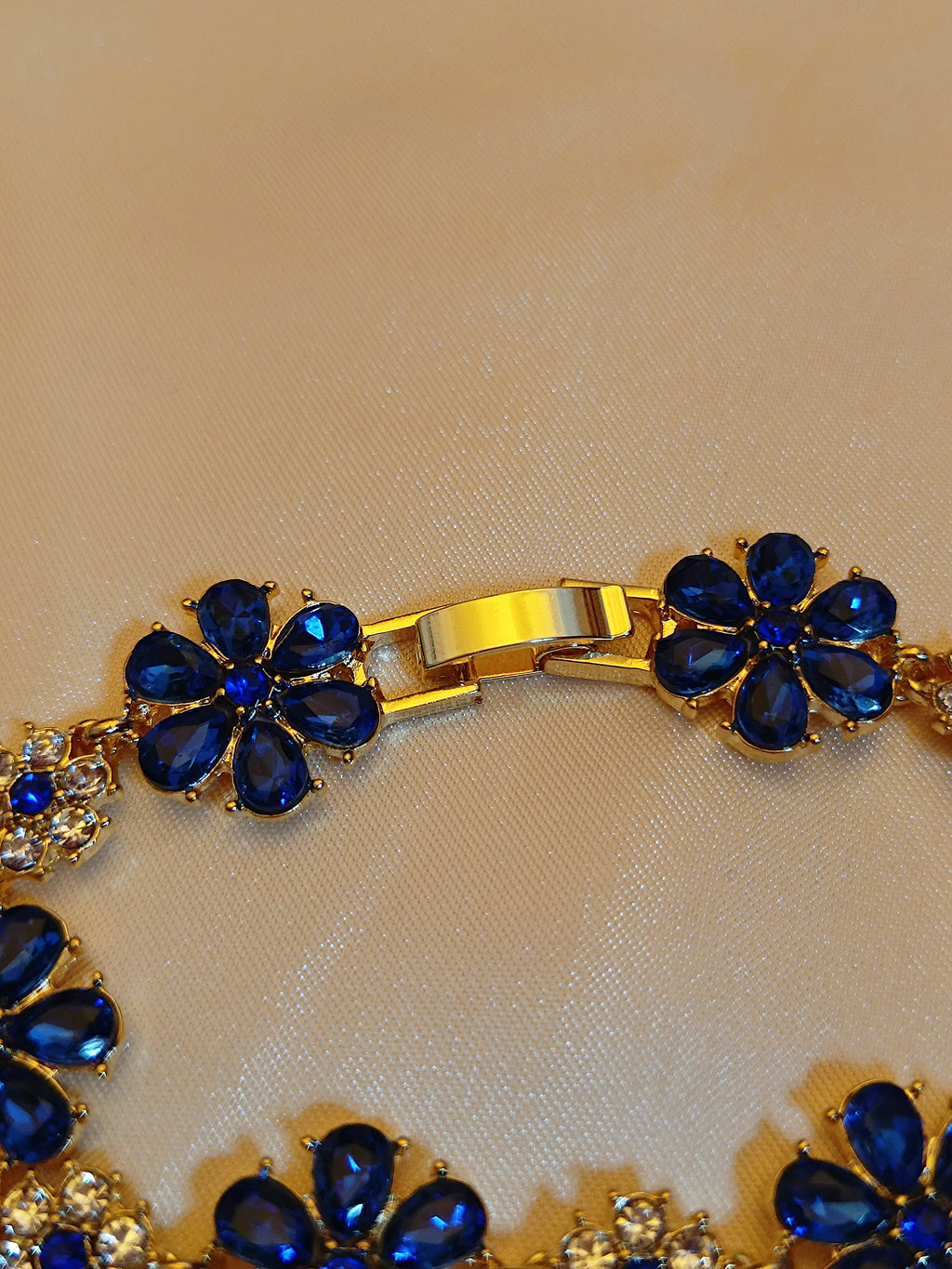 "Royal" - elegantes Blütenarmband mit blauen Kristallen