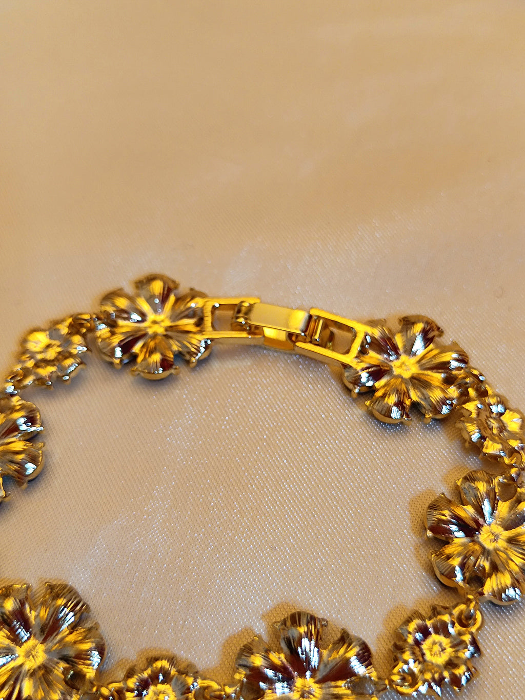 "Royal" - elegantes Blütenarmband mit blauen Kristallen