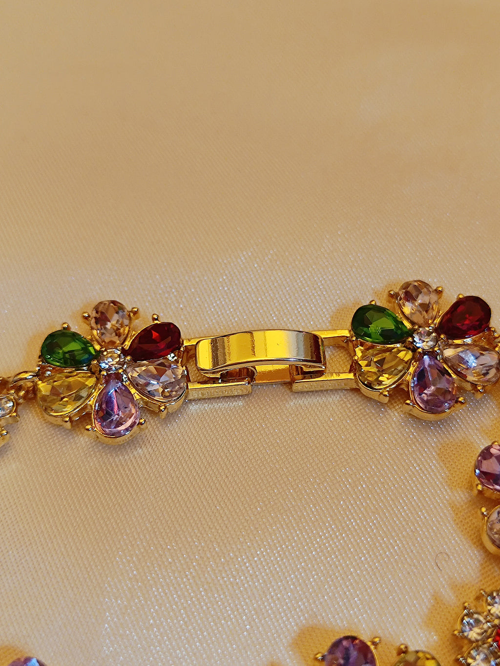 "Aurora" - Florales Armband mit Multicolor-Kristallen