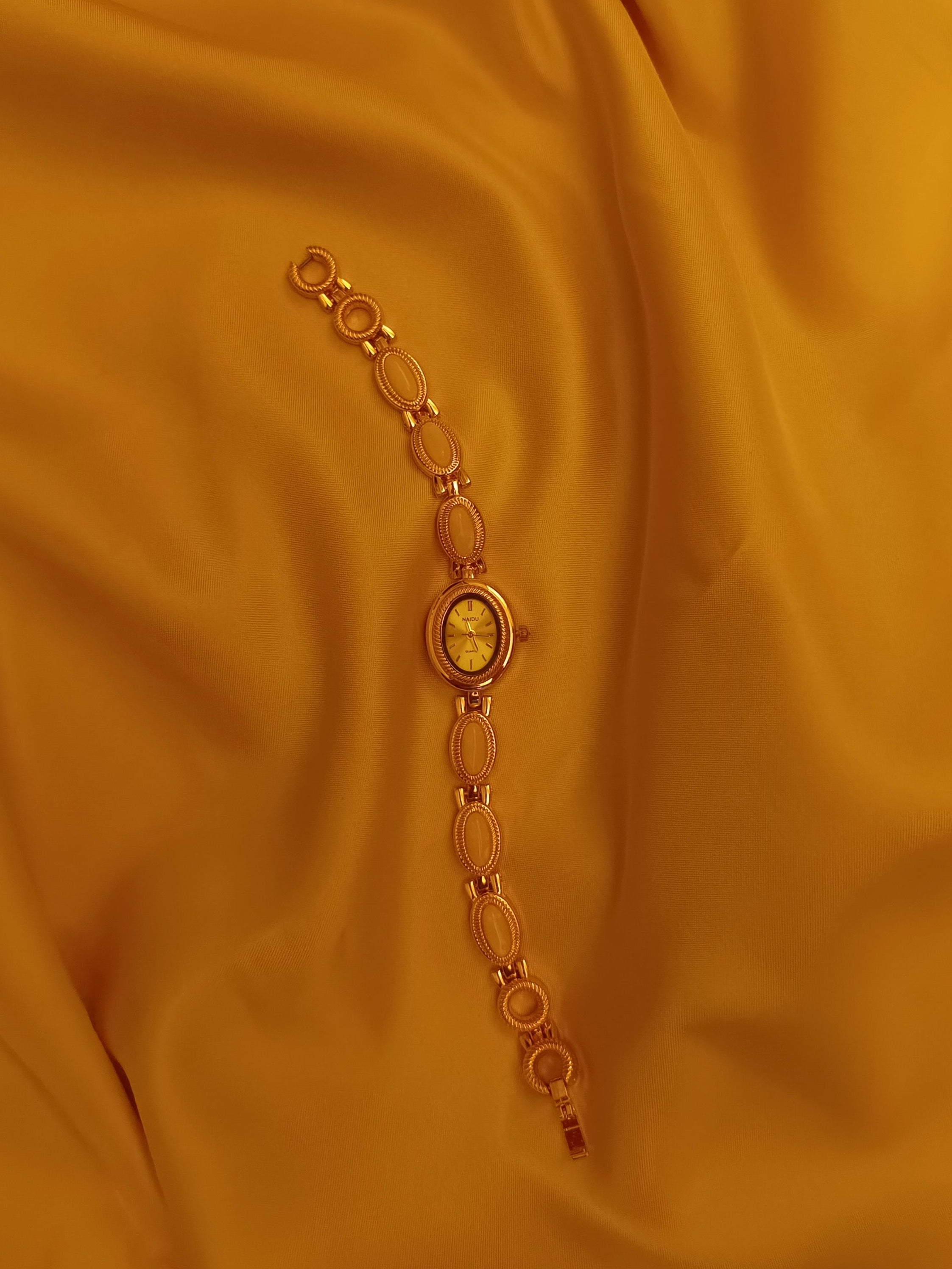 "Aurélie" - Elegante Vintage-Schmuckuhr in Goldoptik mit cremefarbenen Schmuckelementen
