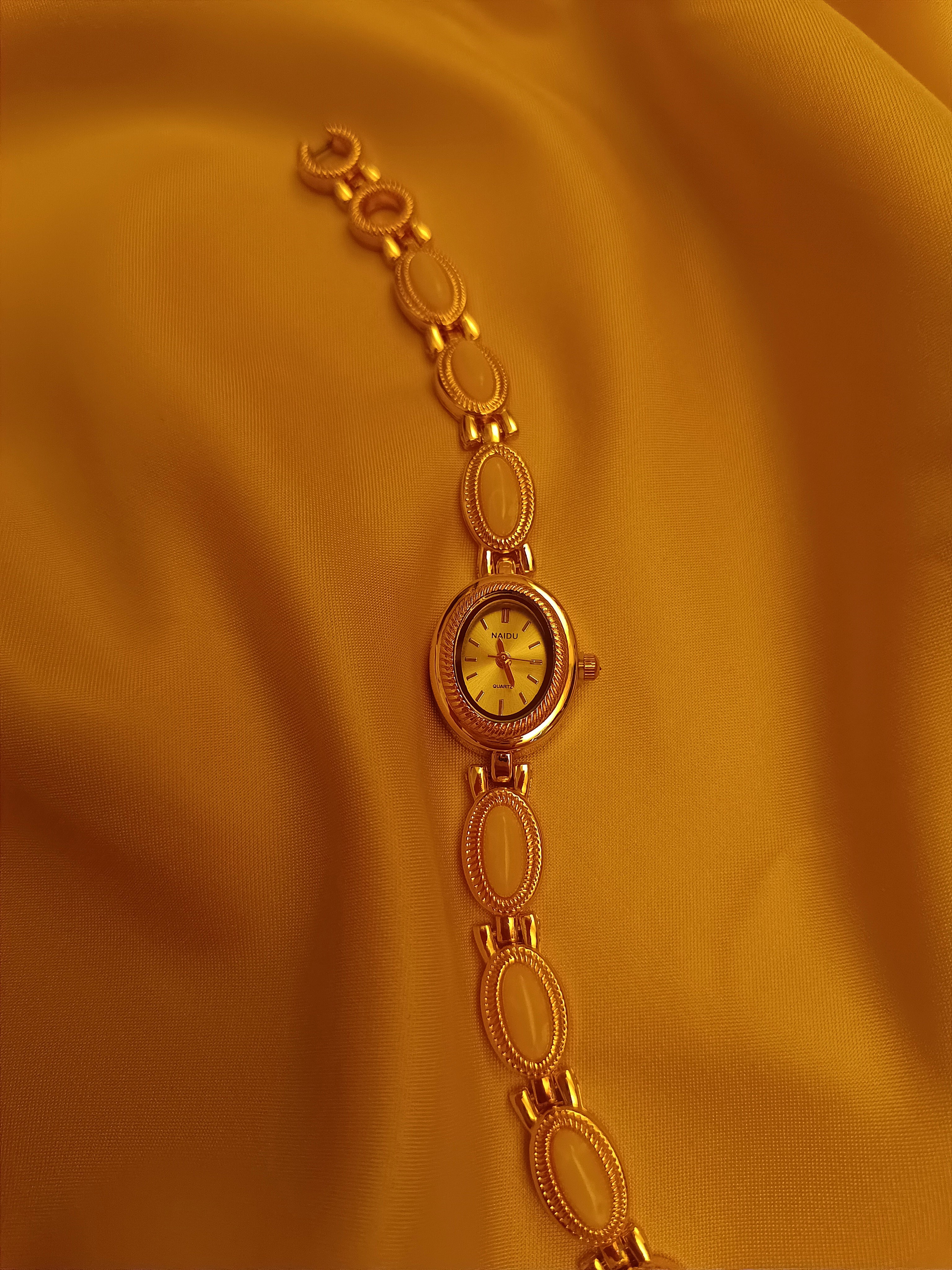 "Aurélie" - Elegante Vintage-Schmuckuhr in Goldoptik mit cremefarbenen Schmuckelementen