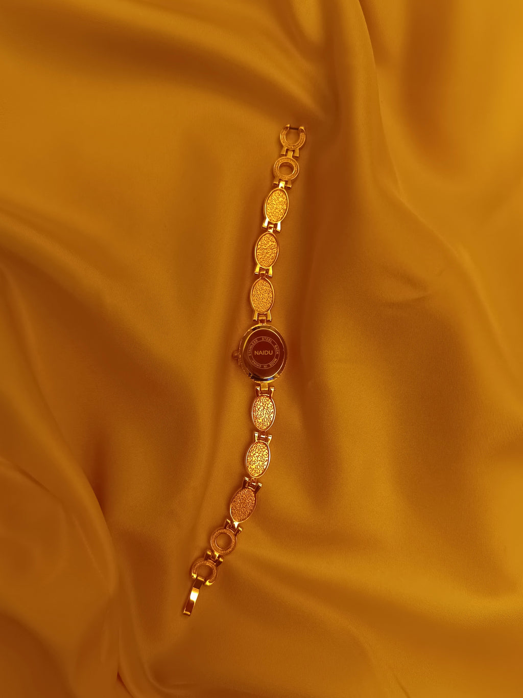 "Aurélie" - Elegante Vintage-Schmuckuhr in Goldoptik mit cremefarbenen Schmuckelementen