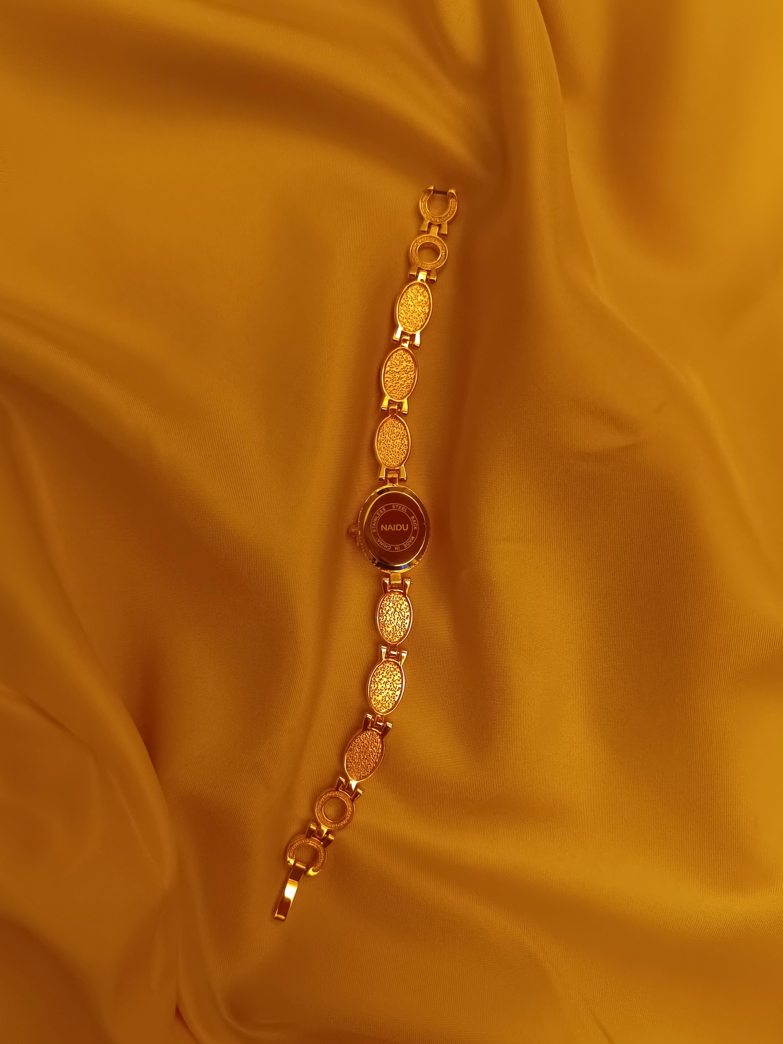 "Aurélie" - Elegante Vintage-Schmuckuhr in Goldoptik mit cremefarbenen Schmuckelementen