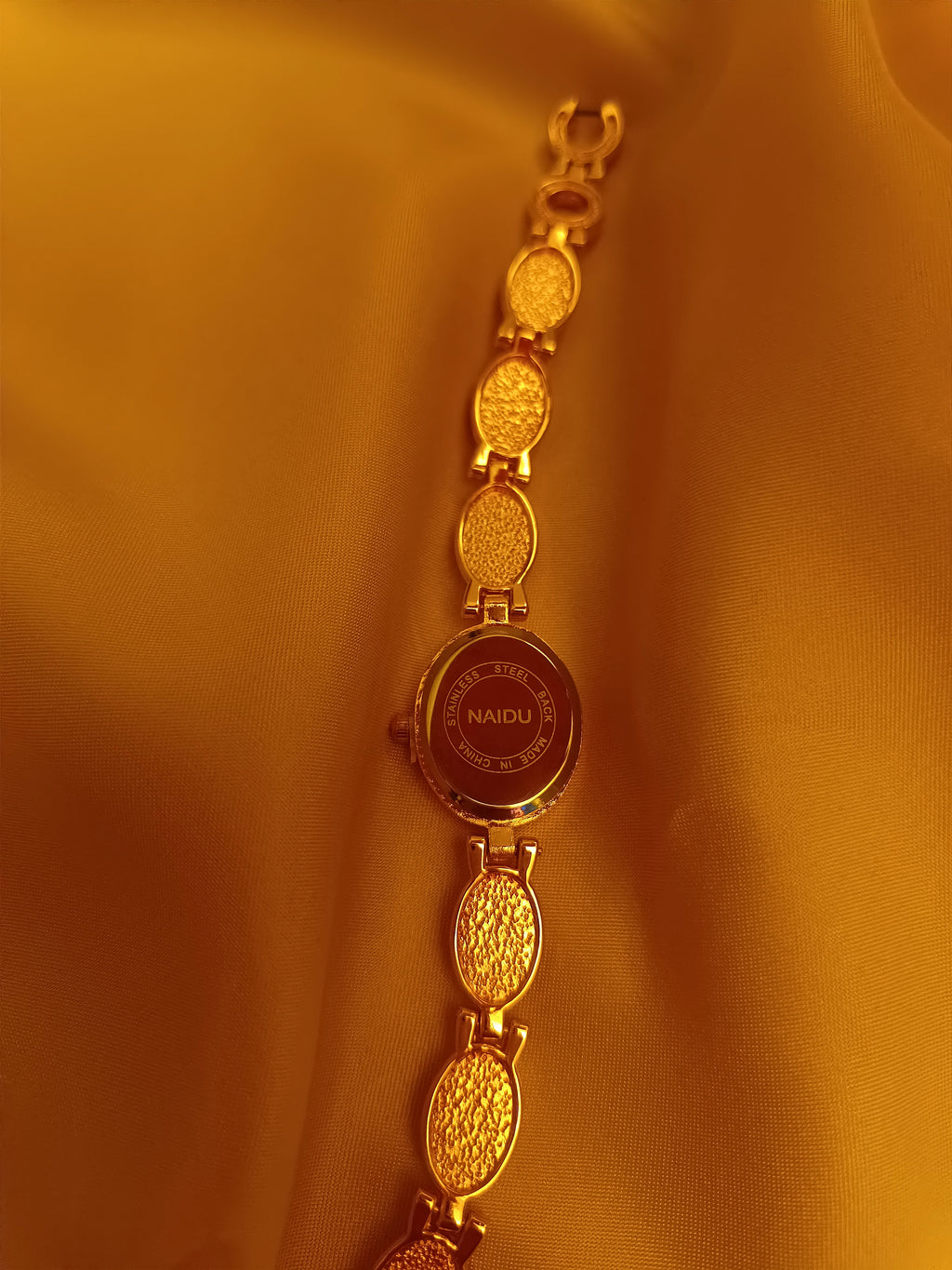 "Aurélie" - Elegante Vintage-Schmuckuhr in Goldoptik mit cremefarbenen Schmuckelementen