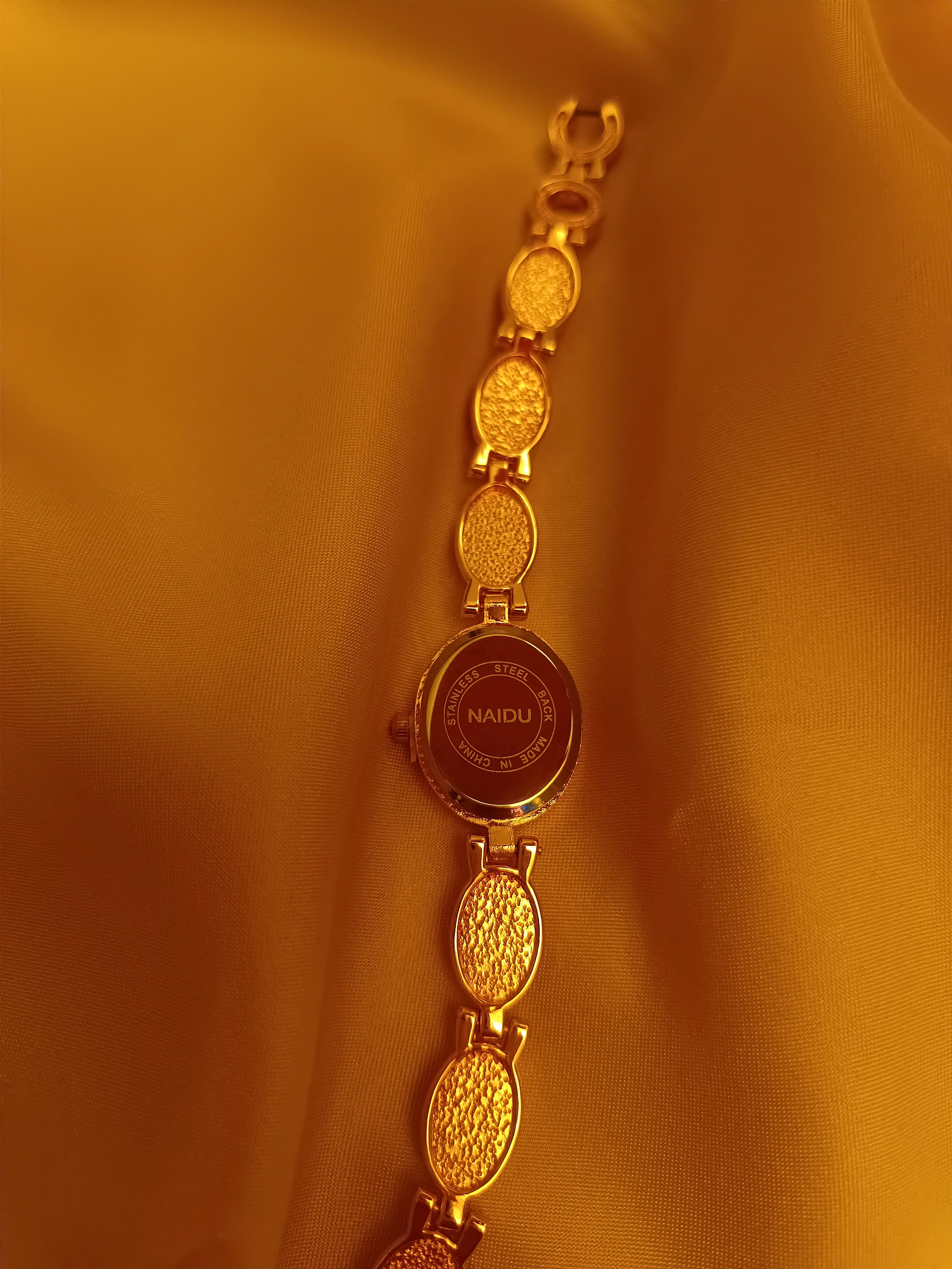 "Aurélie" - Elegante Vintage-Schmuckuhr in Goldoptik mit cremefarbenen Schmuckelementen