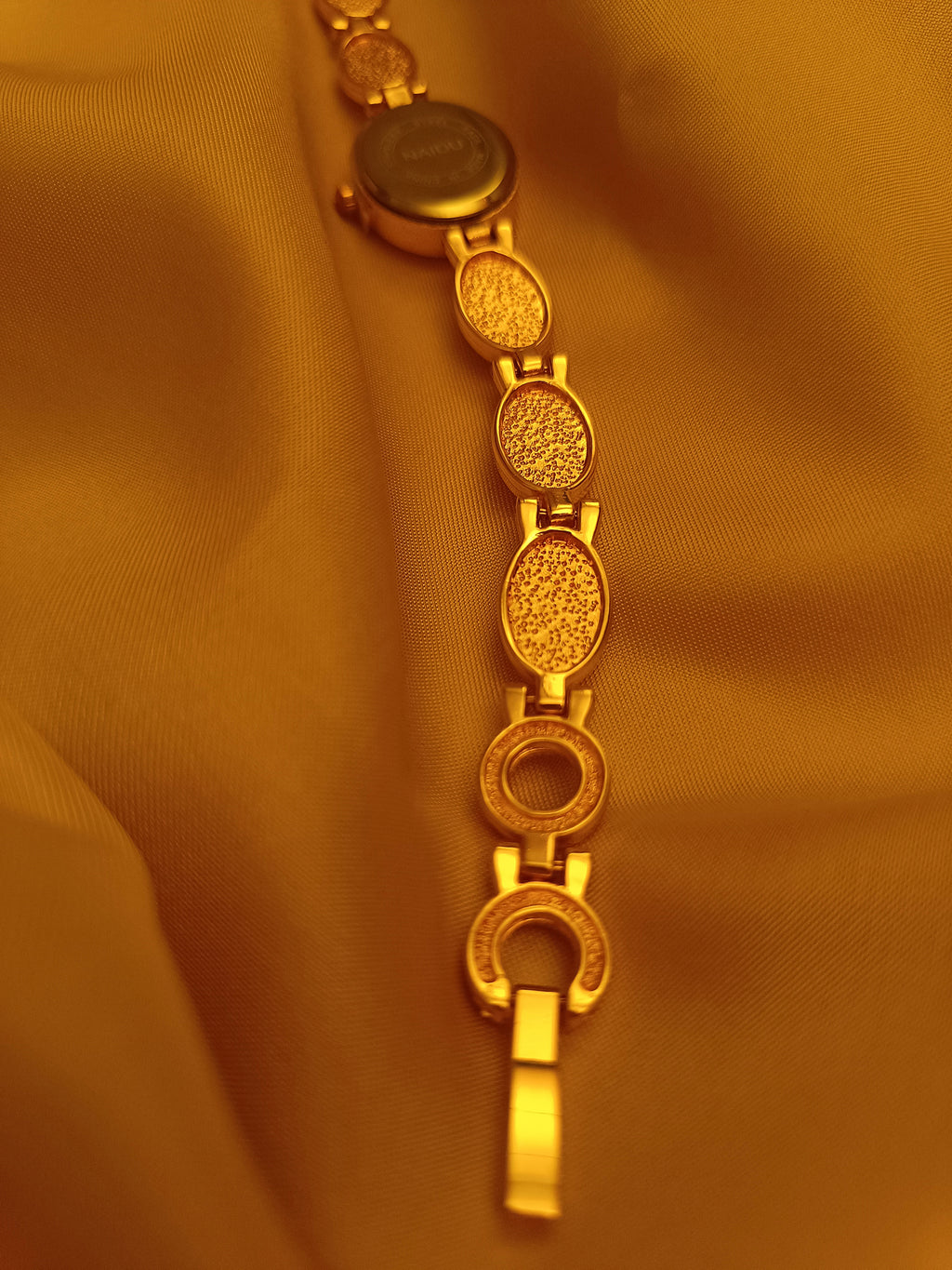 "Aurélie" - Elegante Vintage-Schmuckuhr in Goldoptik mit cremefarbenen Schmuckelementen
