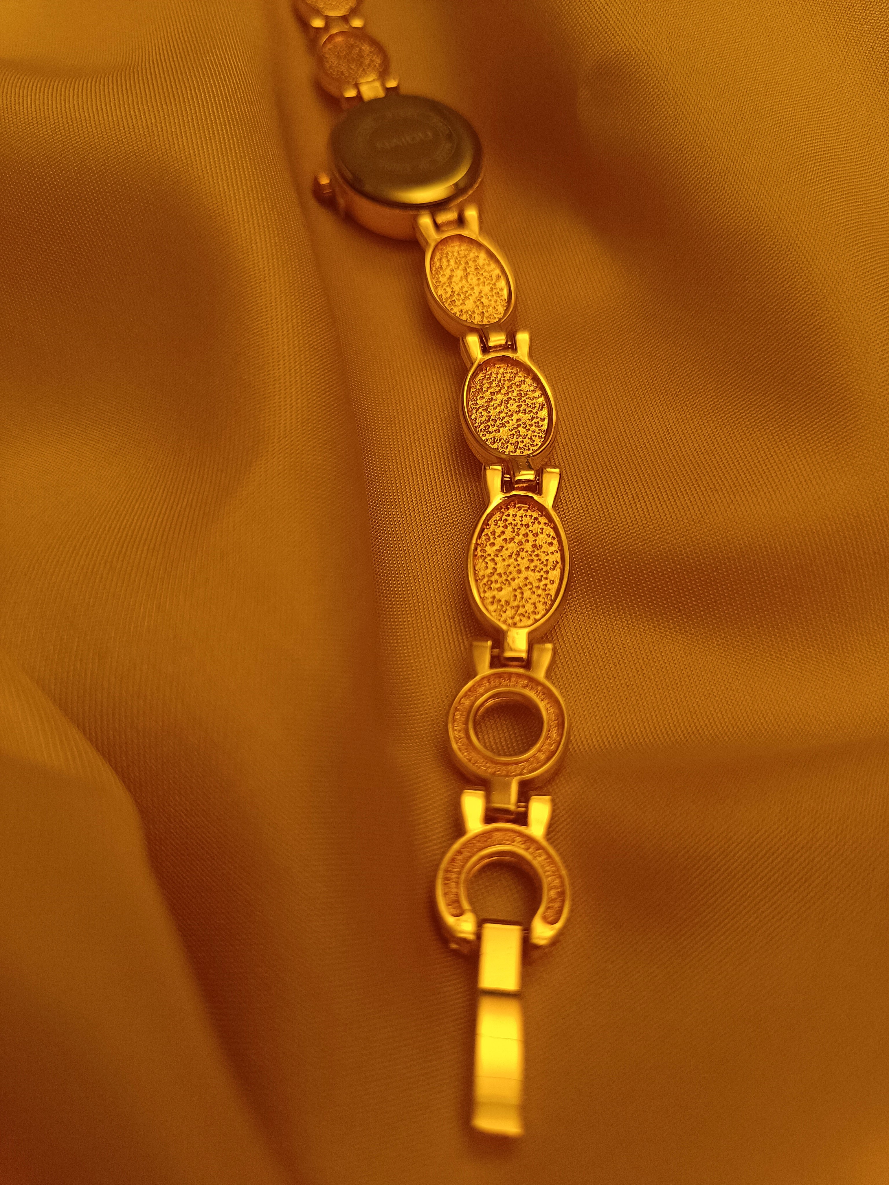 "Aurélie" - Elegante Vintage-Schmuckuhr in Goldoptik mit cremefarbenen Schmuckelementen