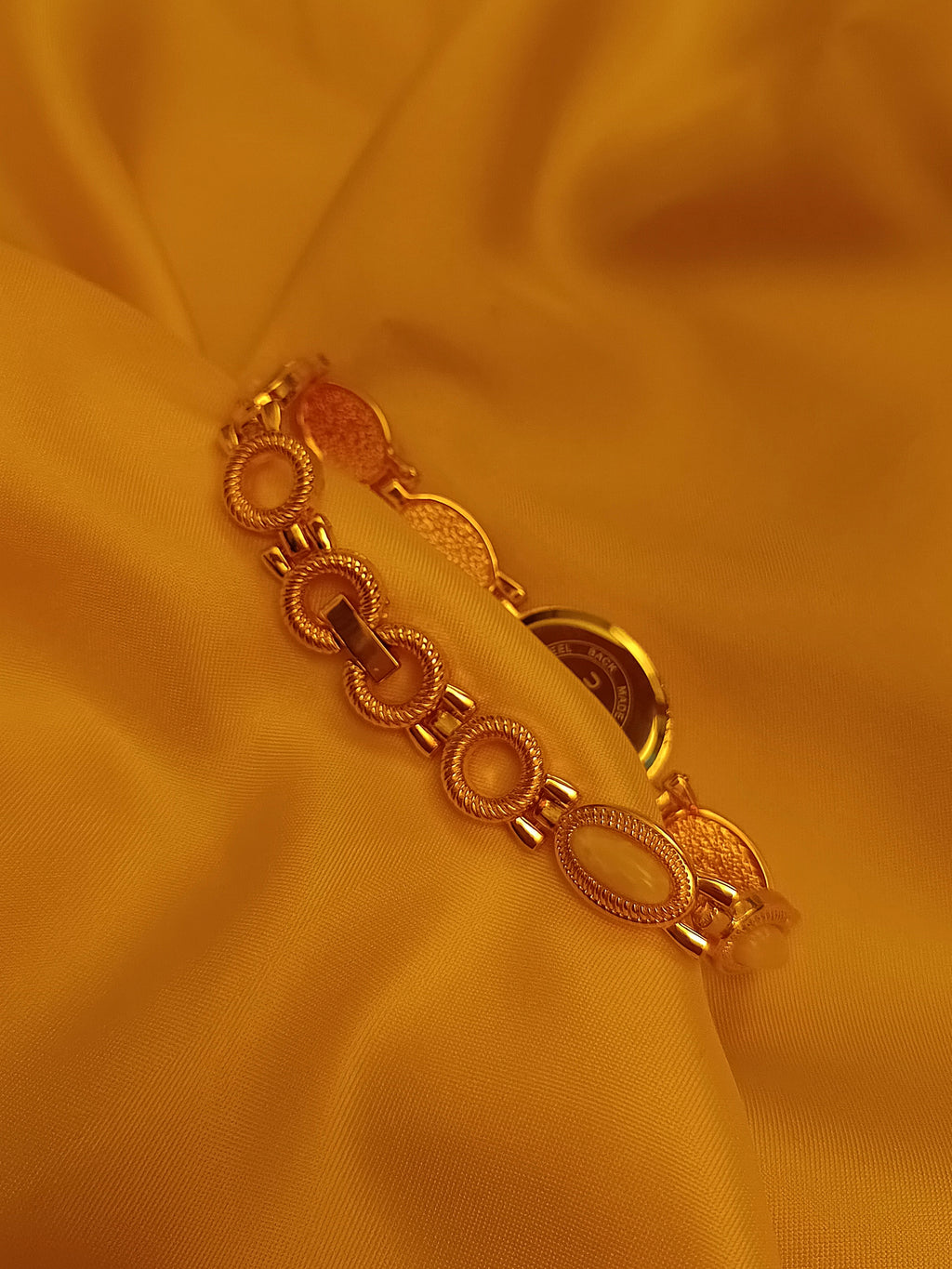 "Aurélie" - Elegante Vintage-Schmuckuhr in Goldoptik mit cremefarbenen Schmuckelementen