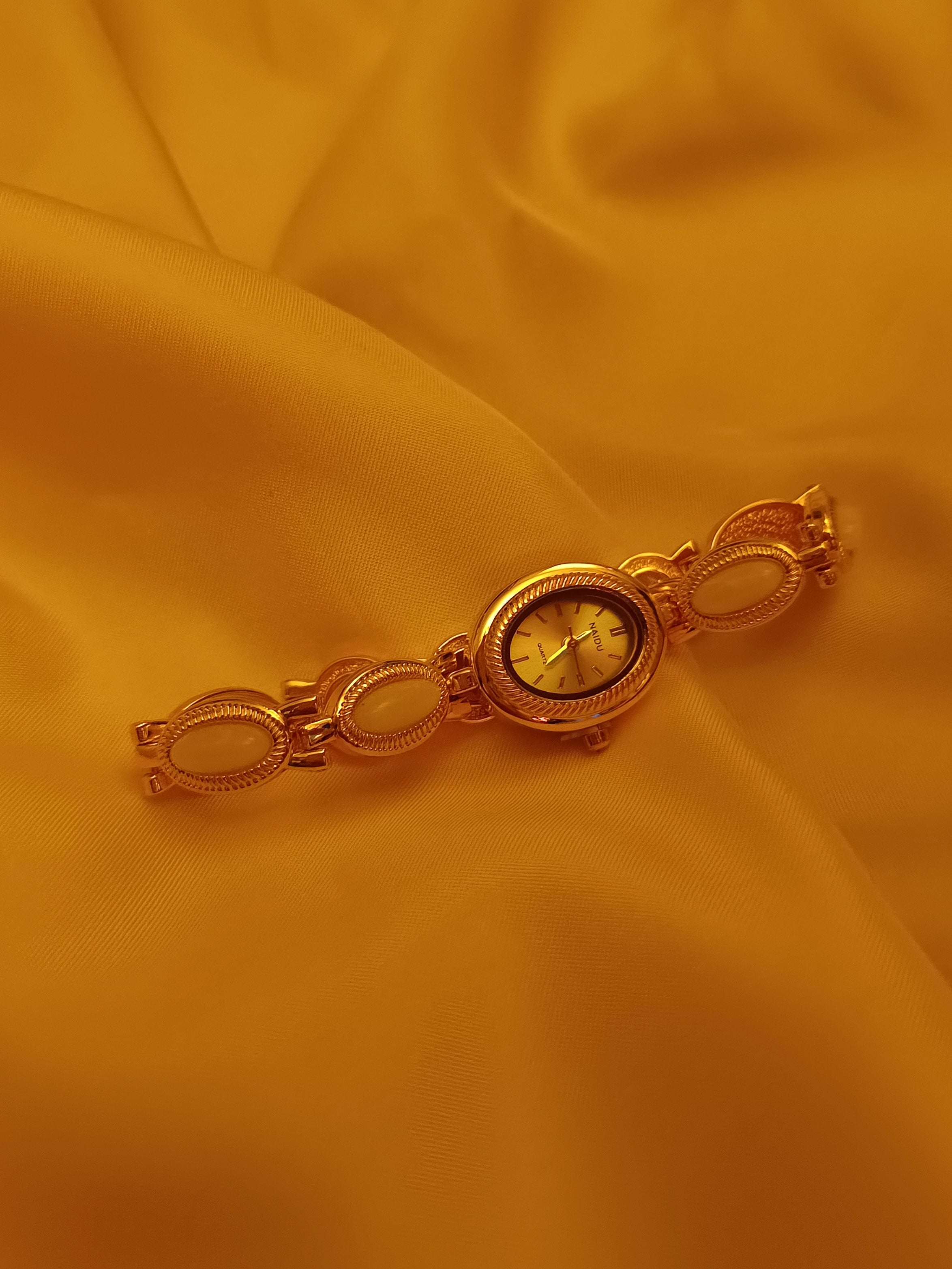 "Aurélie" - Elegante Vintage-Schmuckuhr in Goldoptik mit cremefarbenen Schmuckelementen