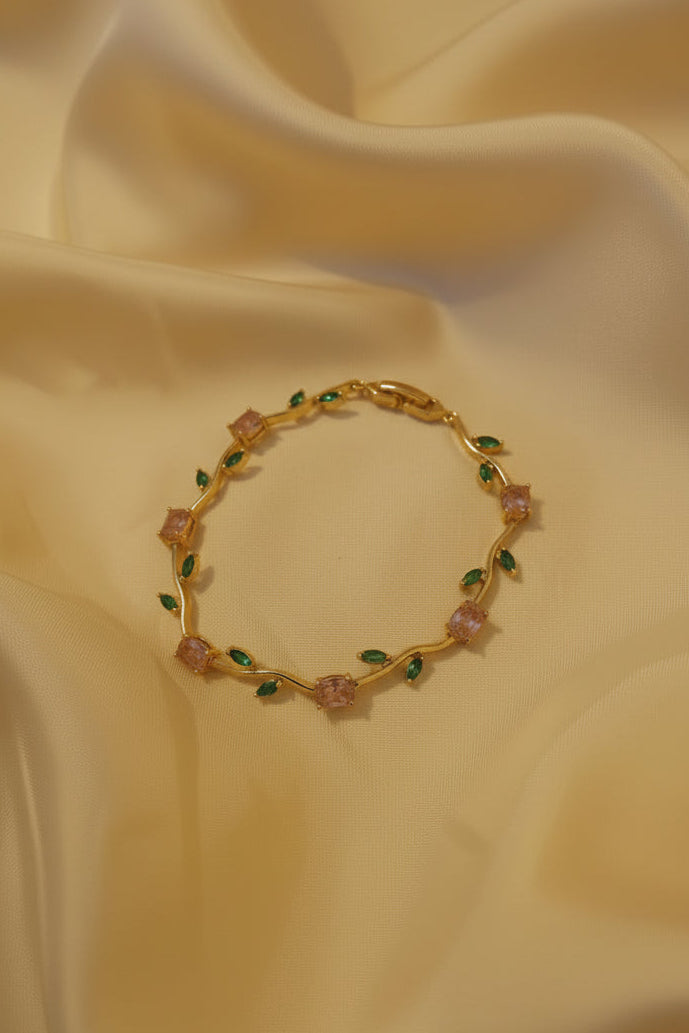 "Rose Vine" - Zarte Blütenranke in Gold mit rosa Kristallen und grünen Blattakzenten