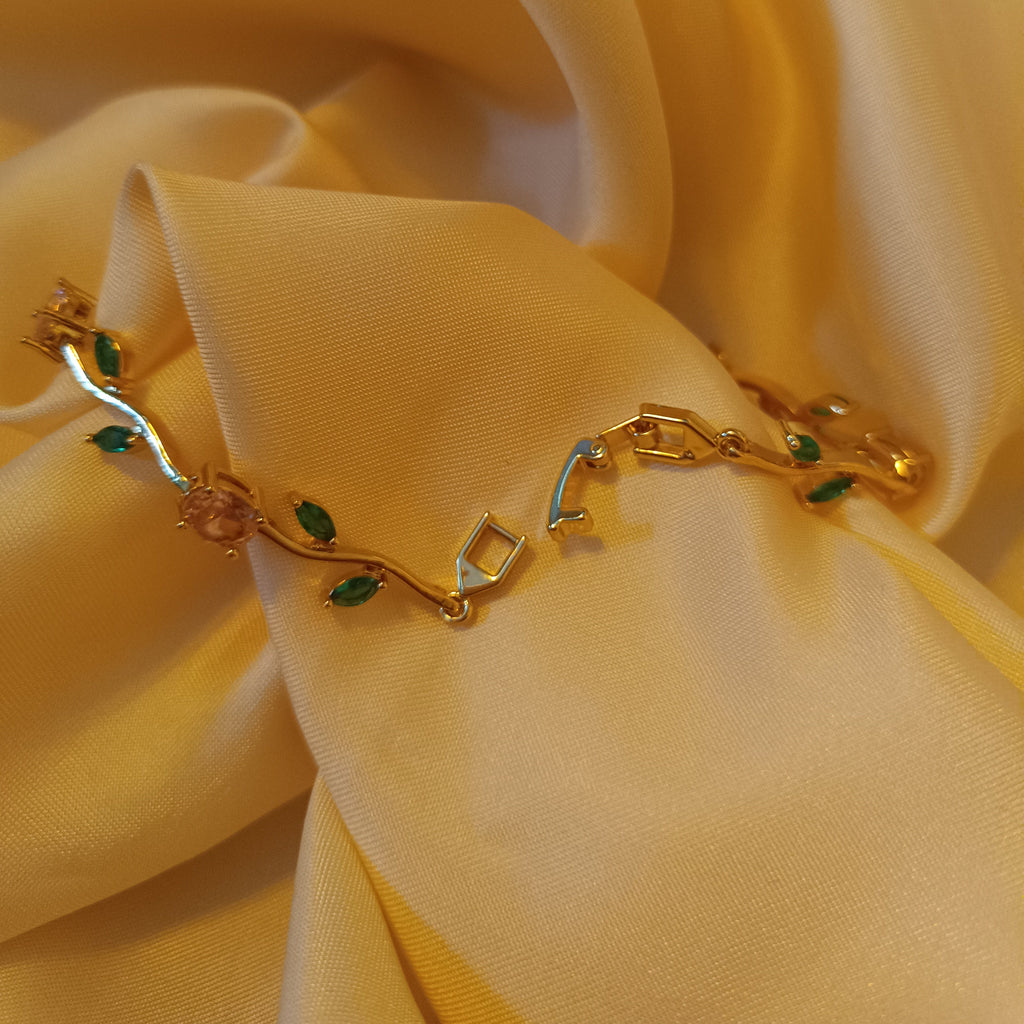 "Rose Vine" - Zarte Blütenranke in Gold mit rosa Kristallen und grünen Blattakzenten