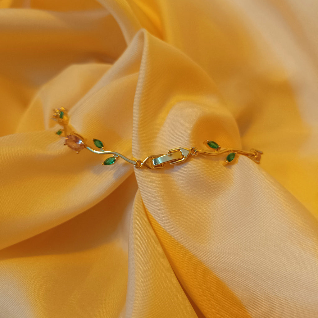 "Rose Vine" - Zarte Blütenranke in Gold mit rosa Kristallen und grünen Blattakzenten