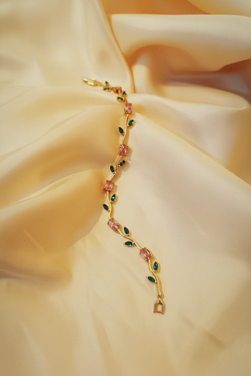 "Rose Vine" - Zarte Blütenranke in Gold mit rosa Kristallen und grünen Blattakzenten