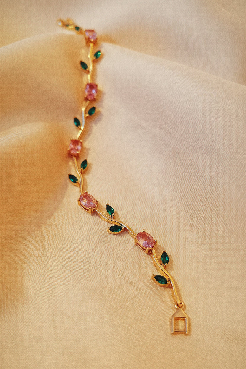 "Rose Vine" - Zarte Blütenranke in Gold mit rosa Kristallen und grünen Blattakzenten
